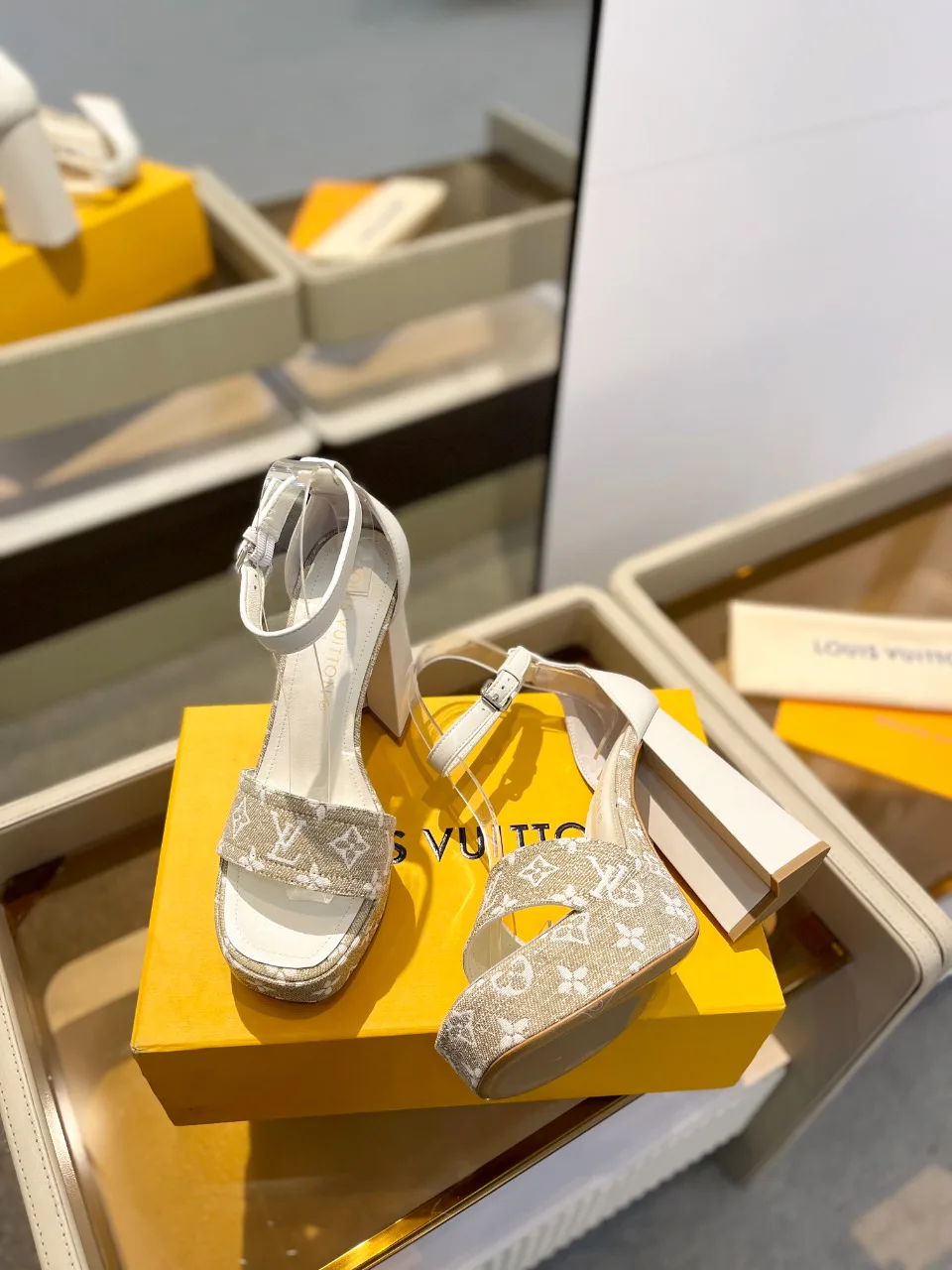 Women's Open-Toe Sandals LOUIS VUITTON 17946840