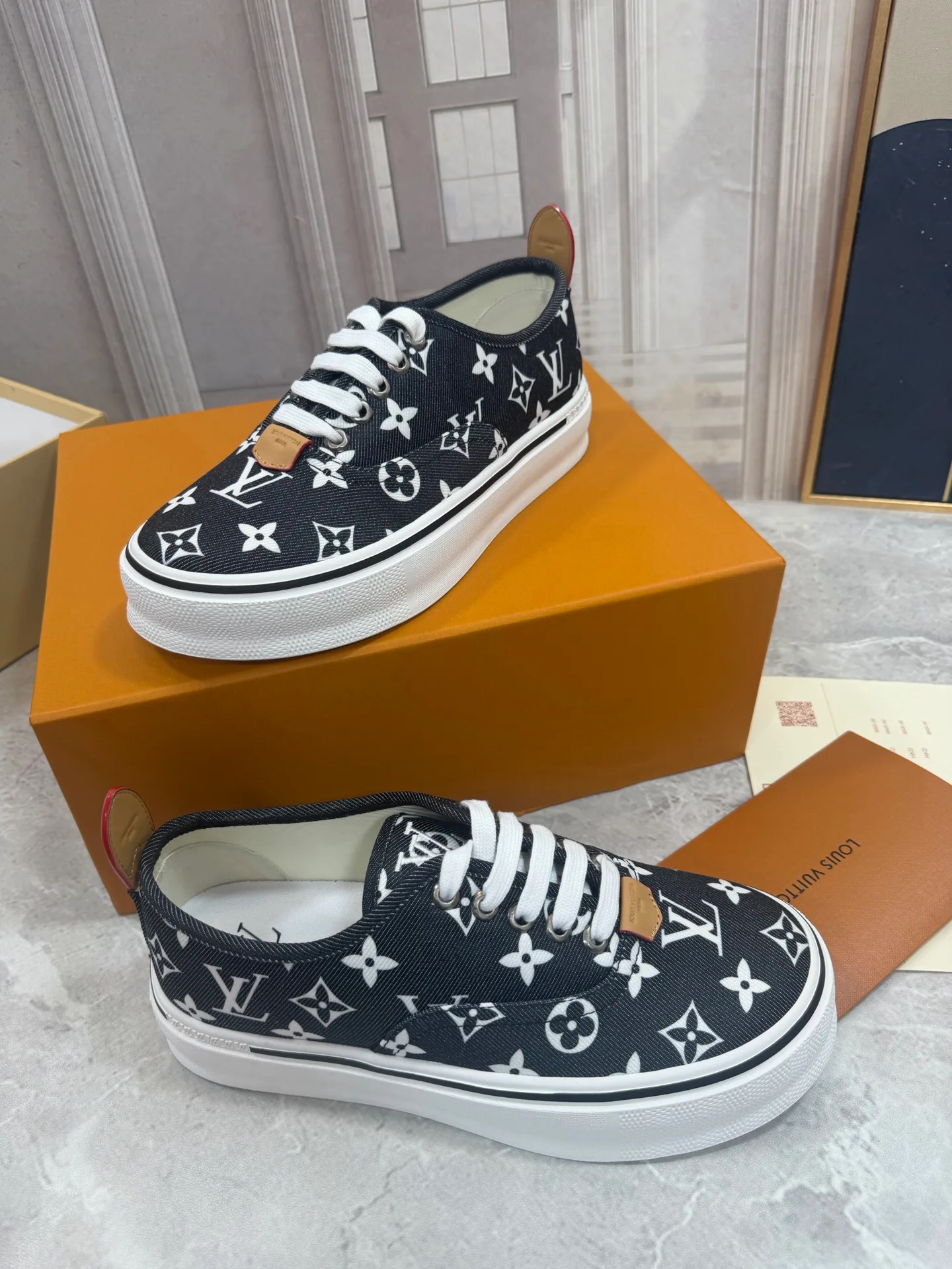 Men's Sneakers LOUIS VUITTON 18190076