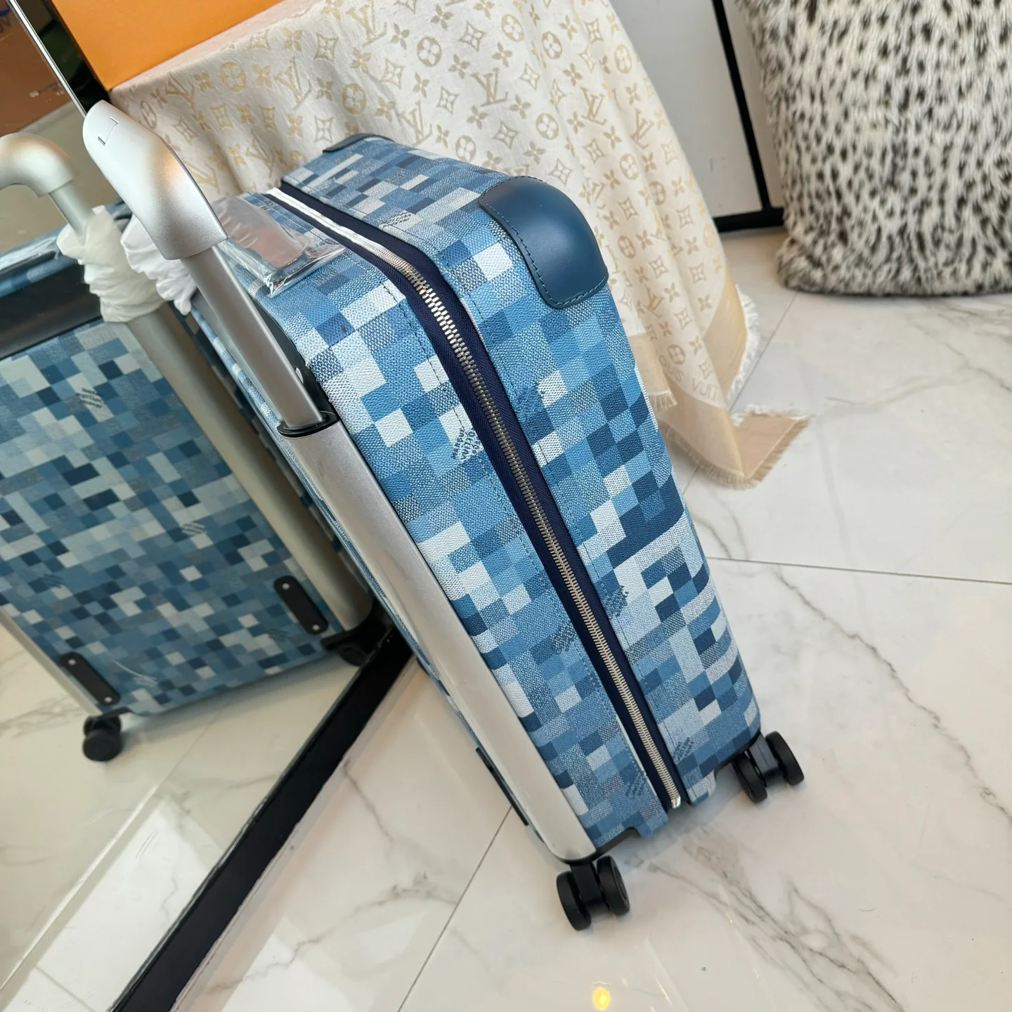 Suitcases LOUIS VUITTON 17801472