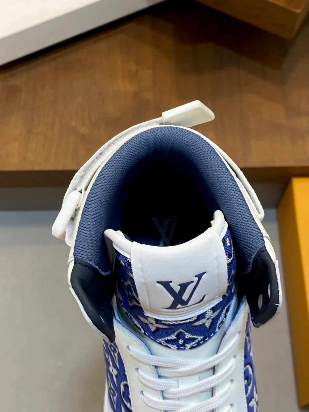 Men's Sneakers LOUIS VUITTON 18399951