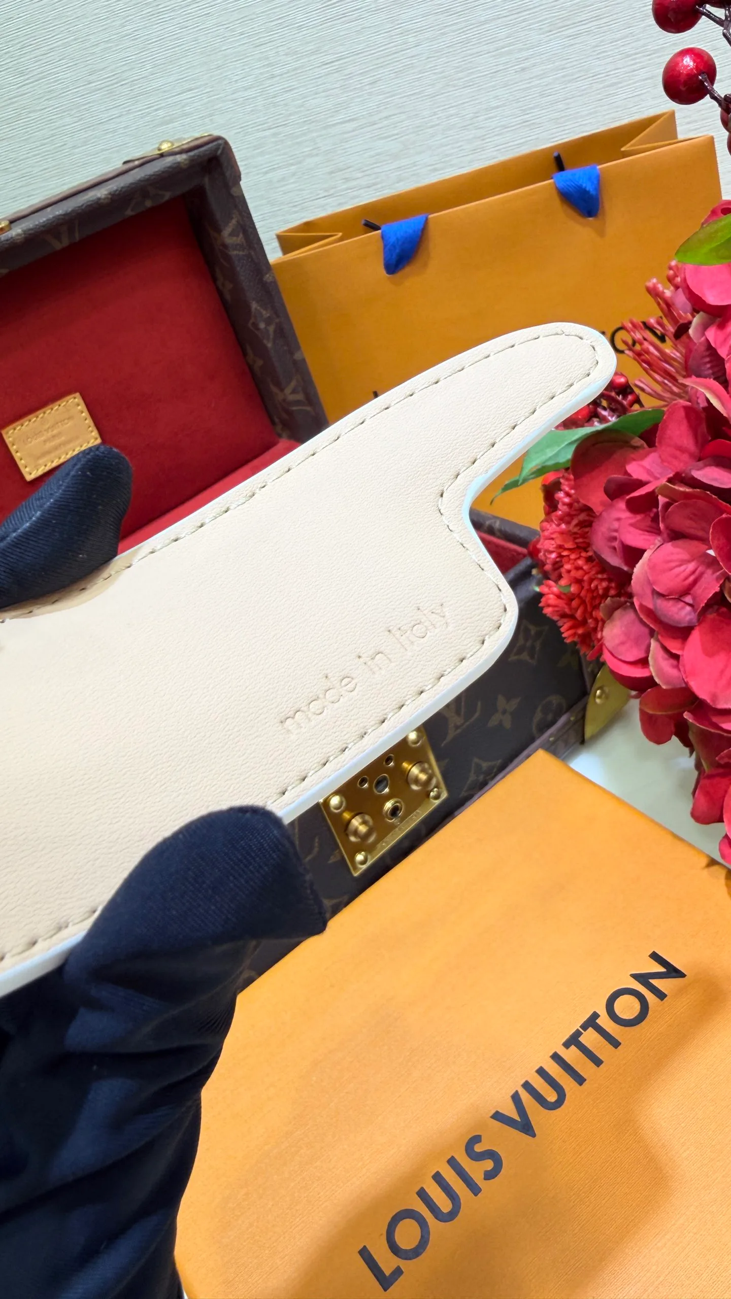 Hats LOUIS VUITTON 18202156