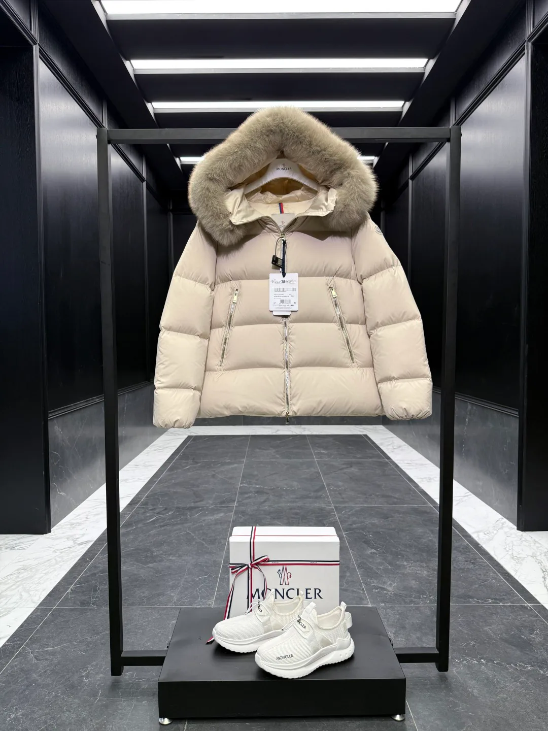 Women's Jackets And Down Jackets MONCLER 17964585