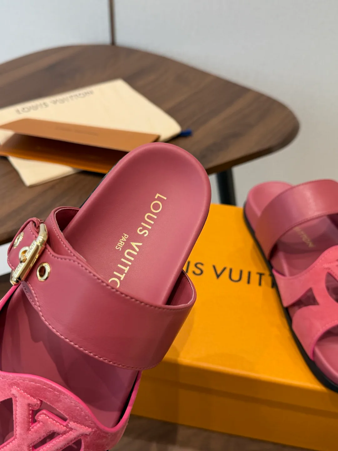 Шлепанцы Женские Louis Vuitton 18687524