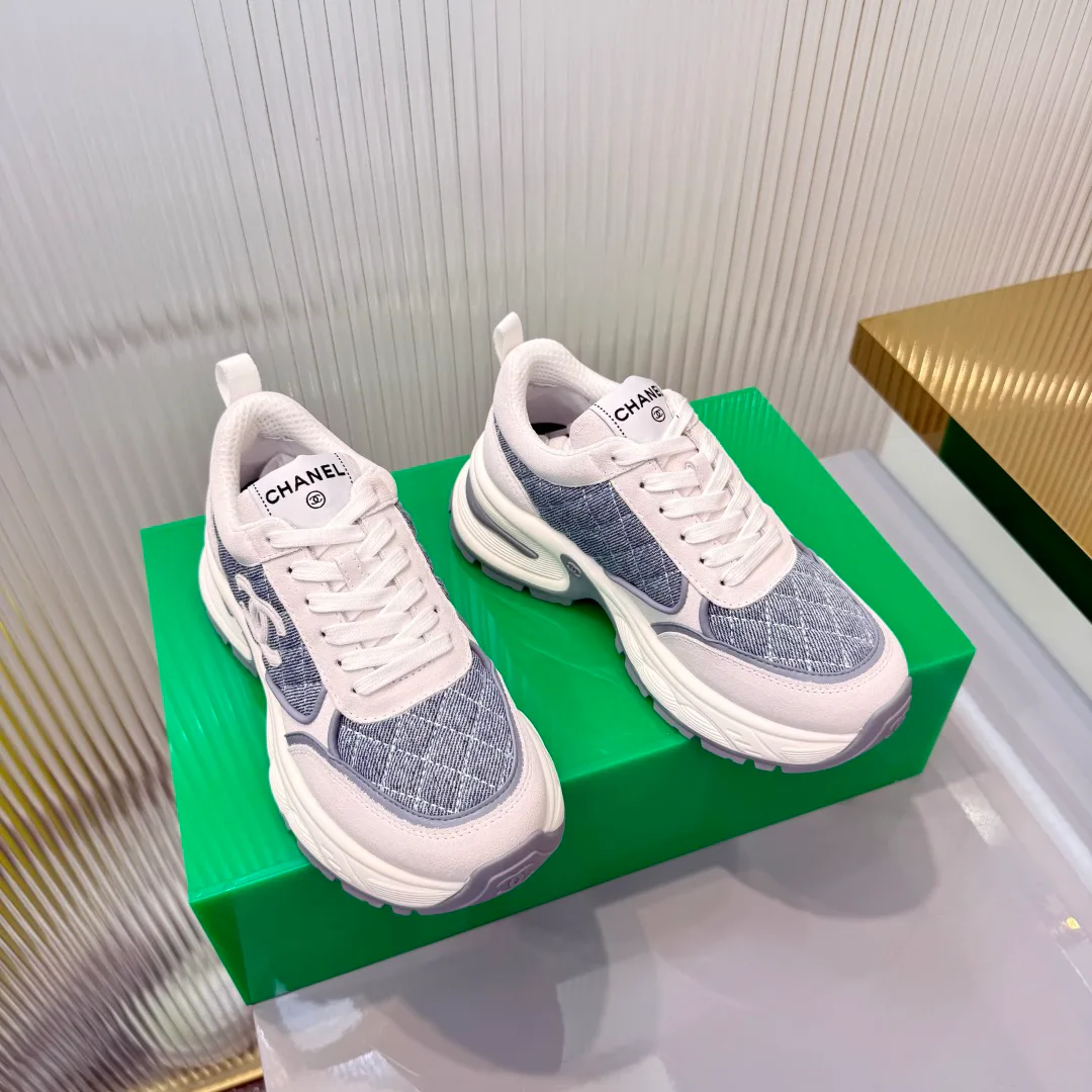 Women's Sneakers CHANEL 18366958