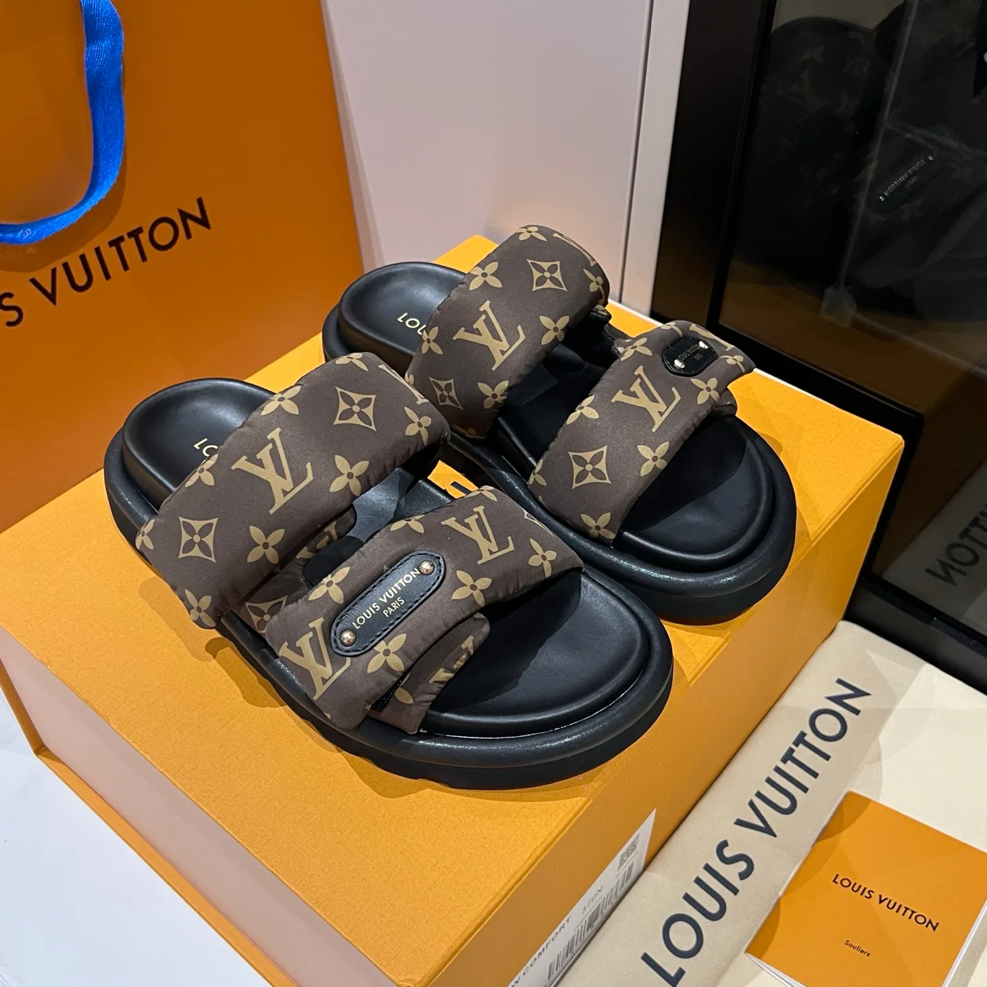 Women's Flip-Flops LOUIS VUITTON 17608431