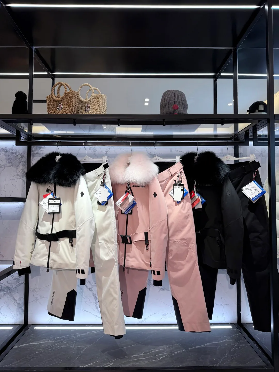 Women's Jackets And Down Jackets MONCLER 18133608
