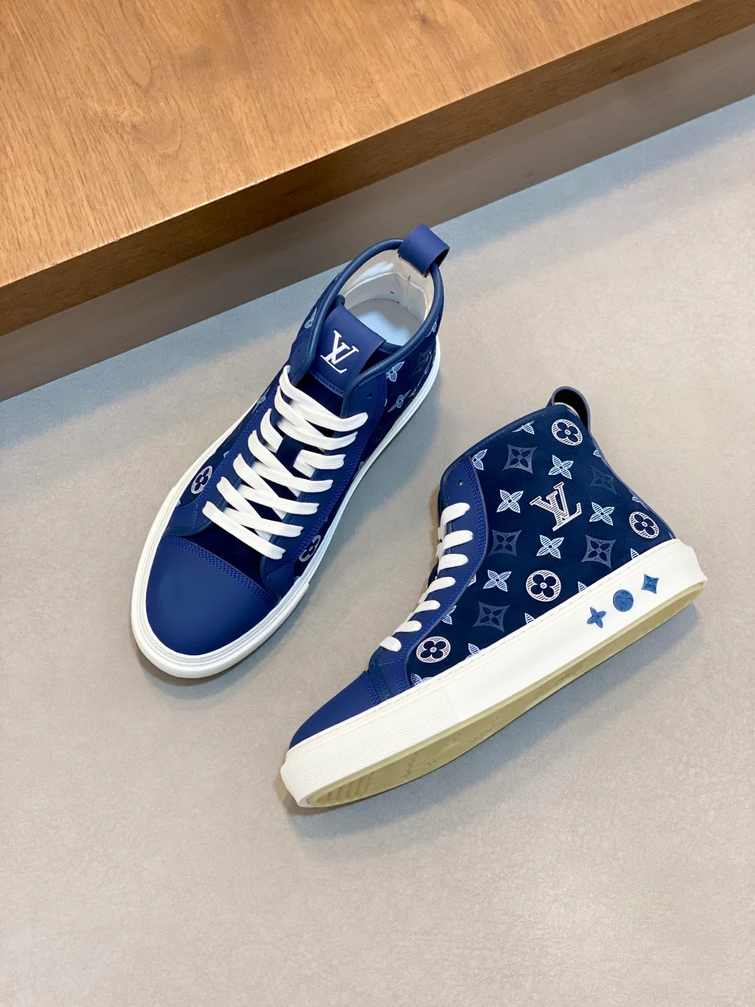 Men's Sneakers LOUIS VUITTON 18363476