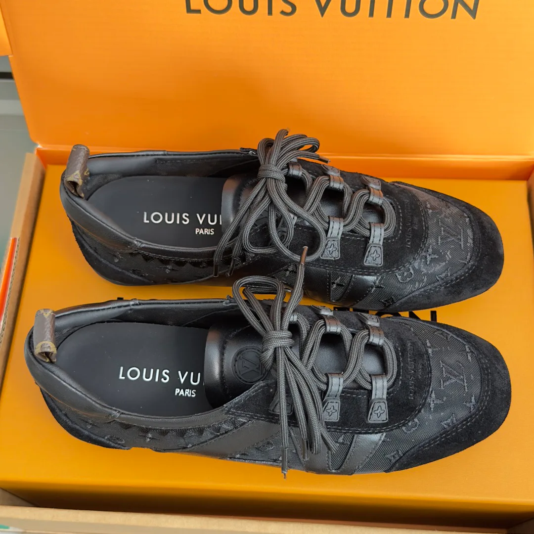 Women's Sneakers LOUIS VUITTON 18083474