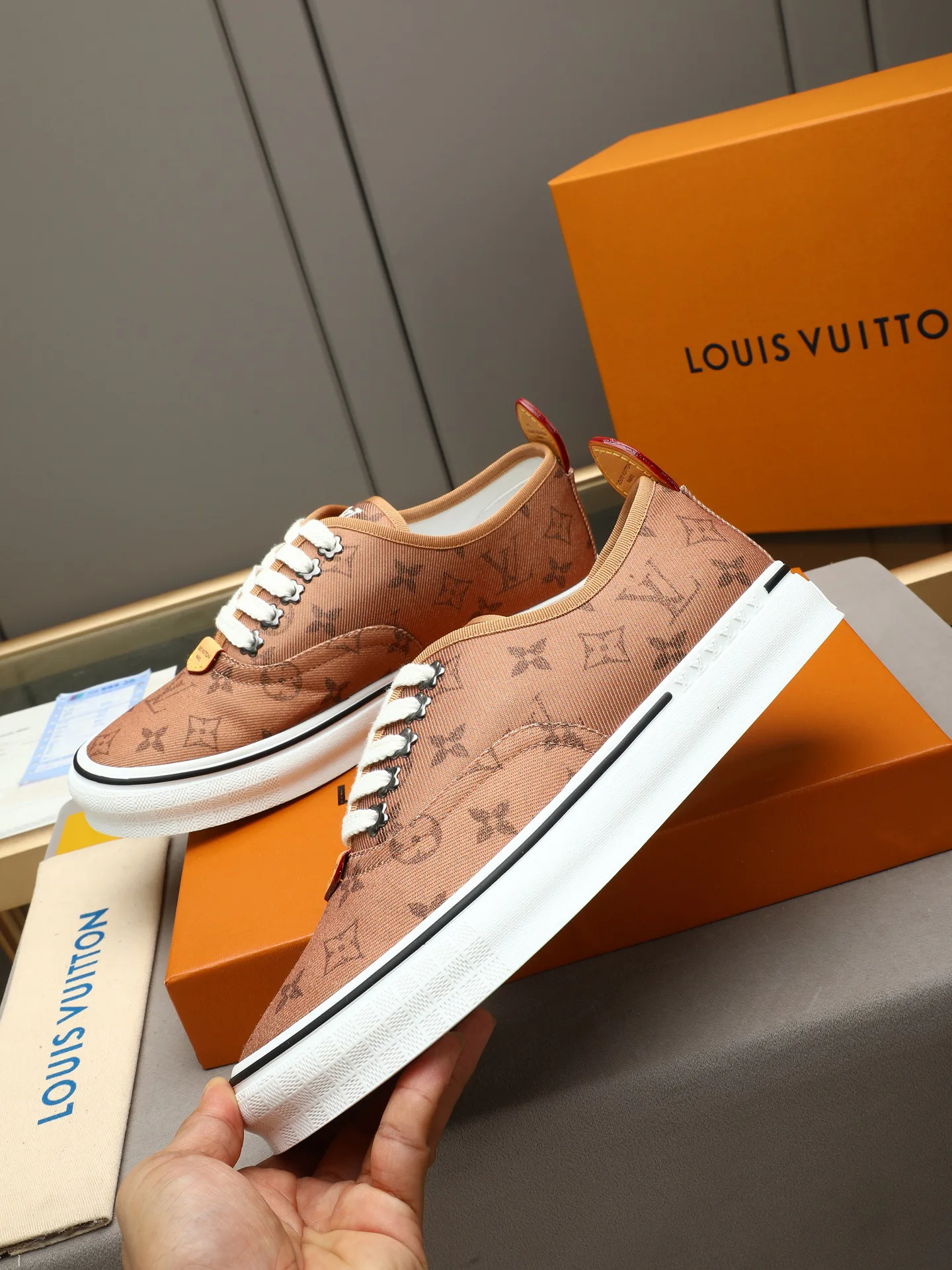 Women's Sneakers LOUIS VUITTON 17947260