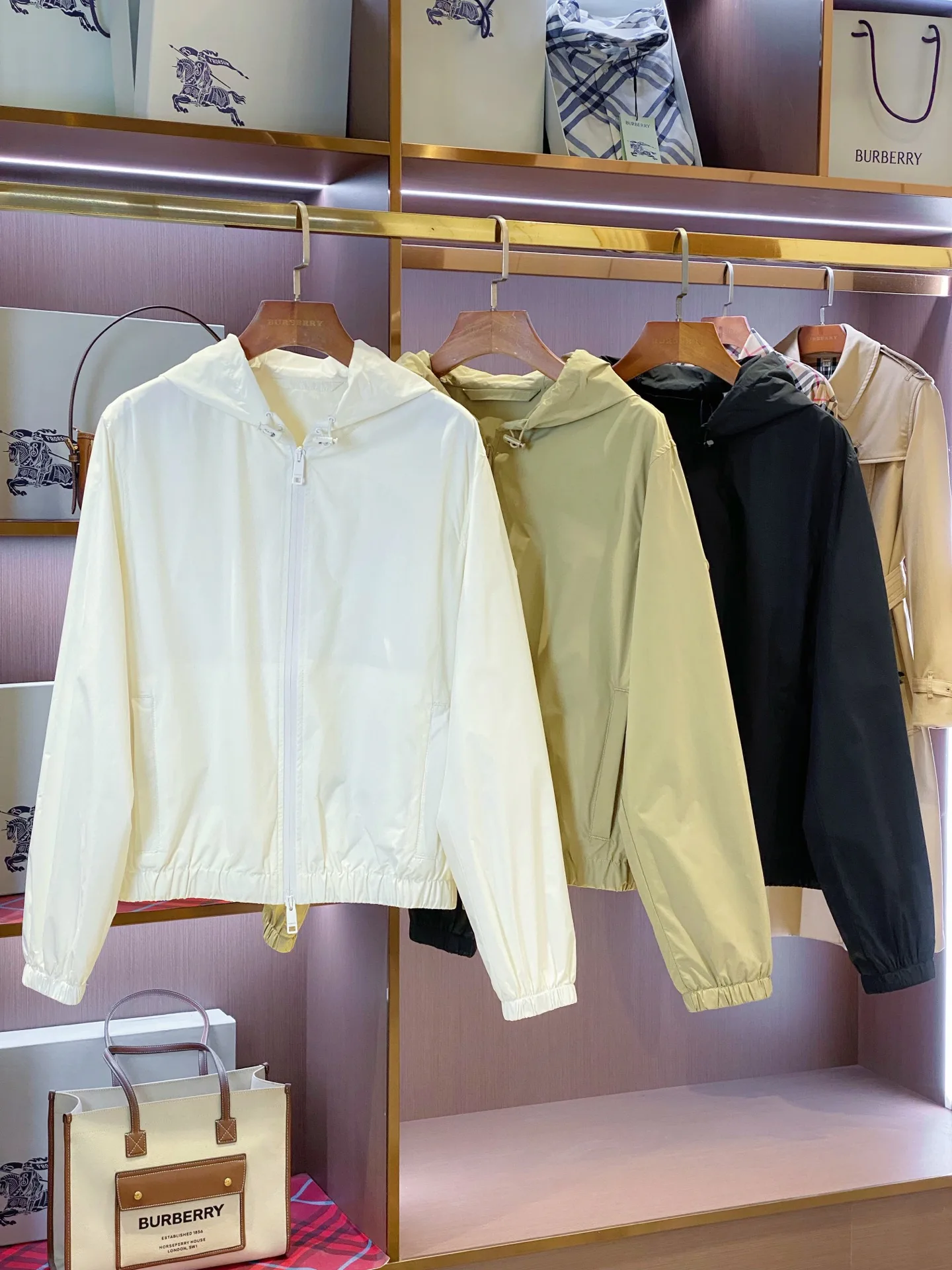 Women's Jackets And Down Jackets BURBERRY 18206396