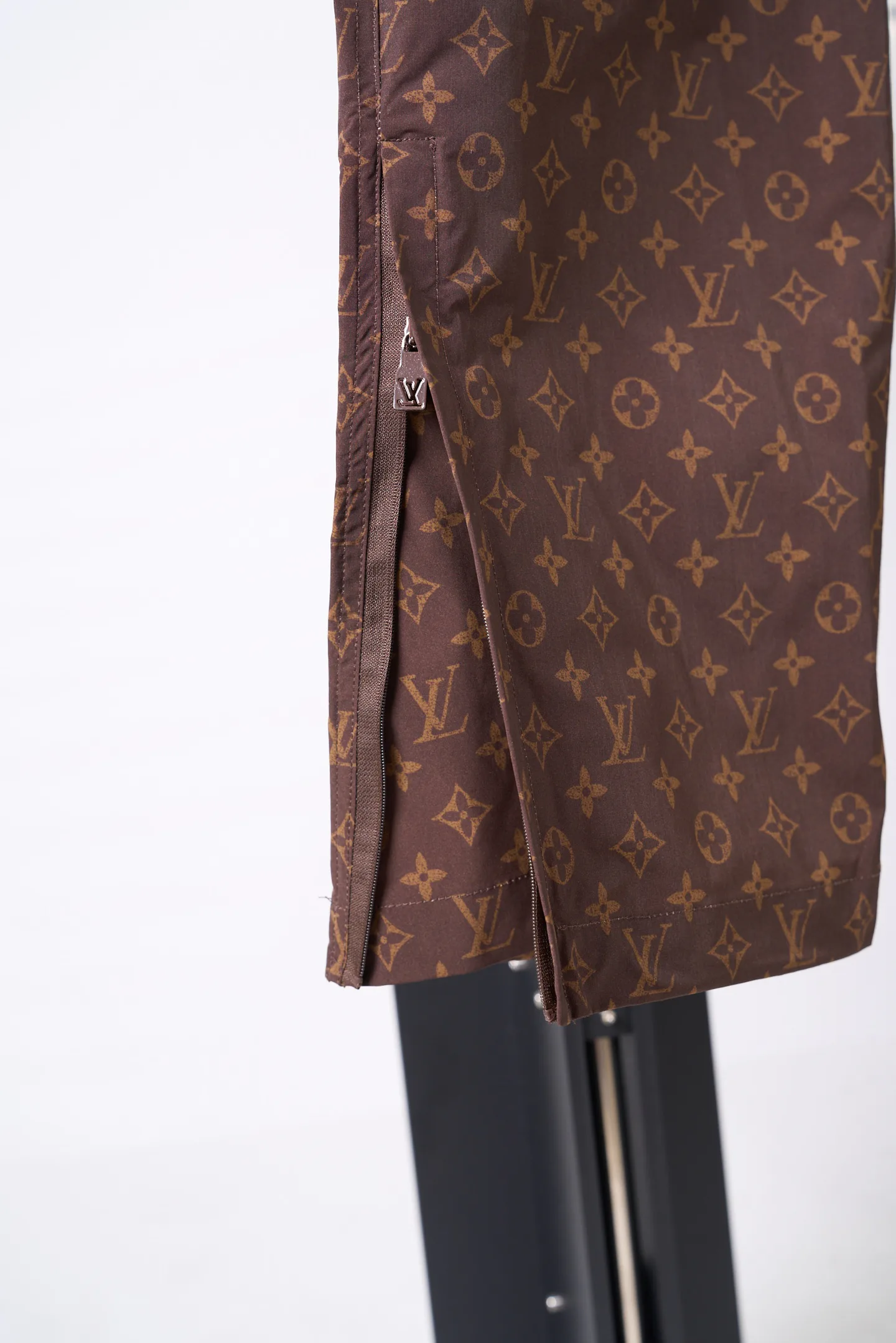 Men's Trousers LOUIS VUITTON 18178925