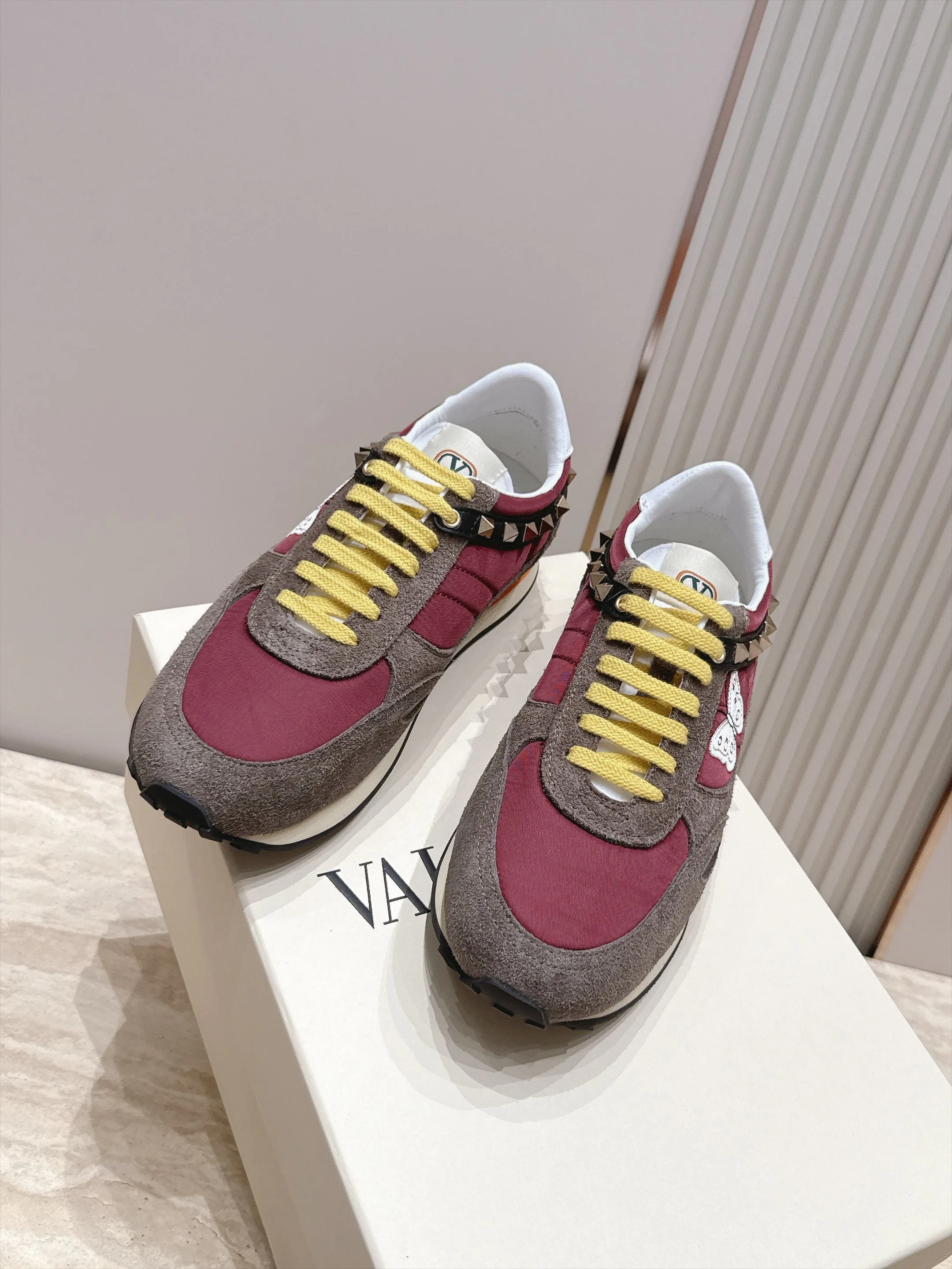 Women's Sneakers VALENTINO 17876589