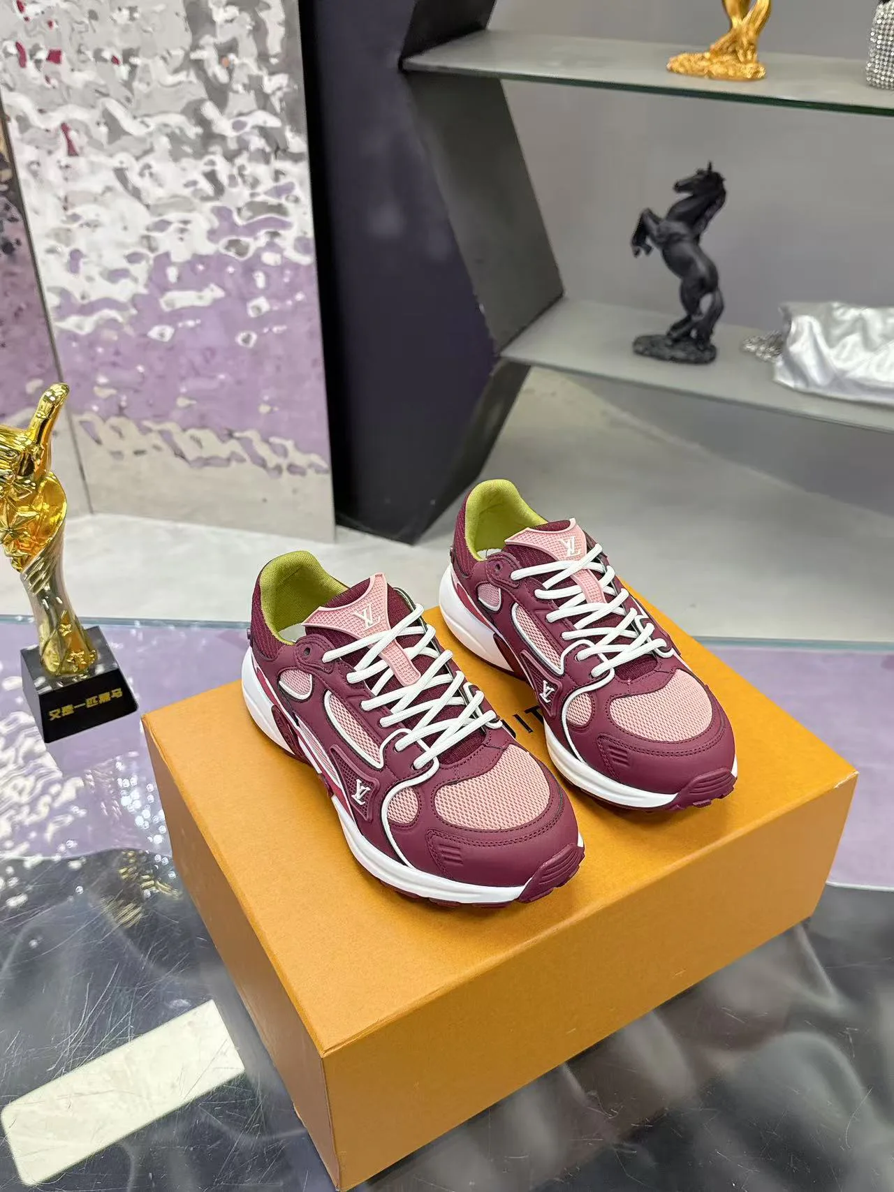 Women's Sneakers LOUIS VUITTON 17530424