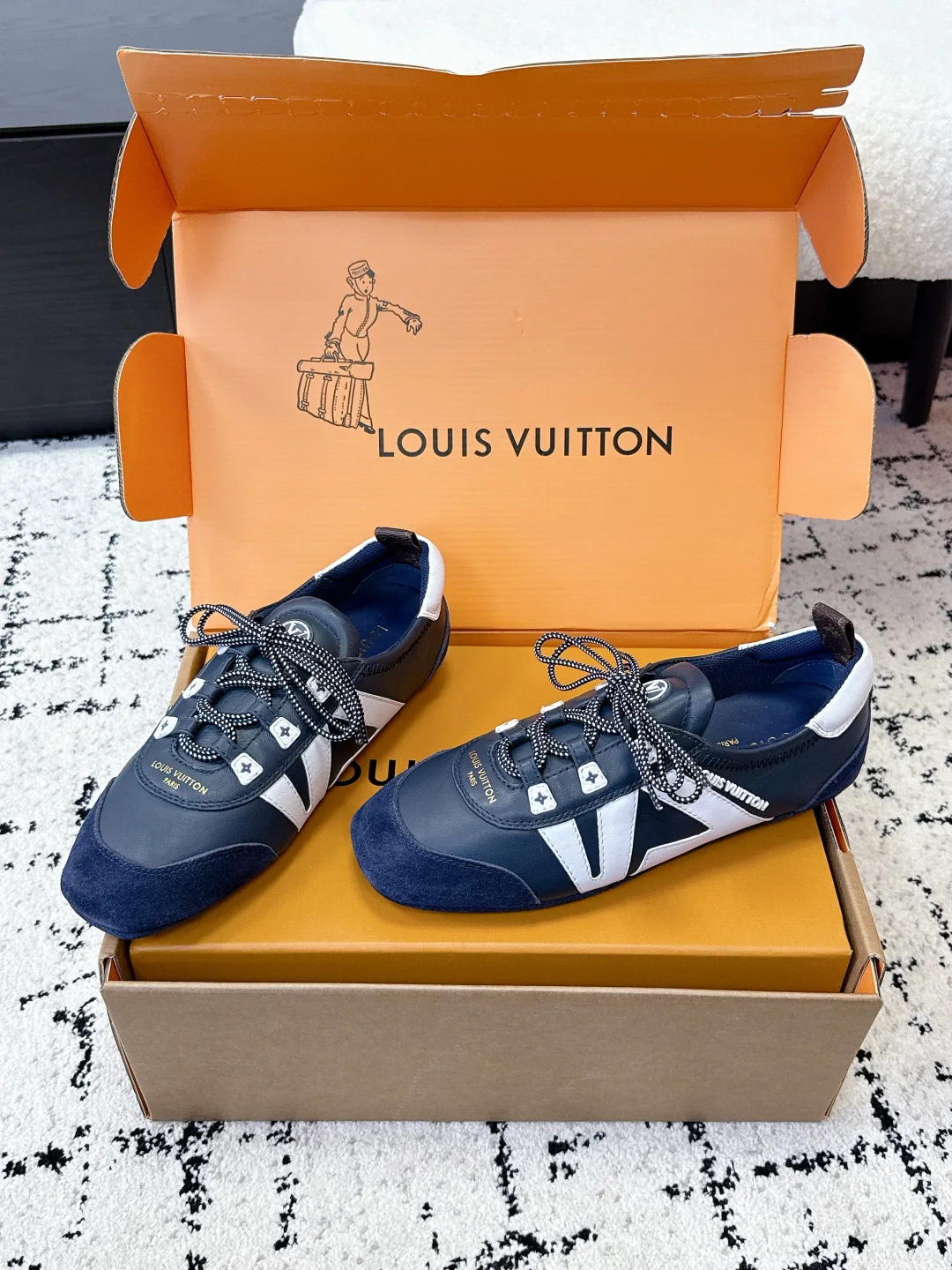 Women's Sneakers LOUIS VUITTON 18409670