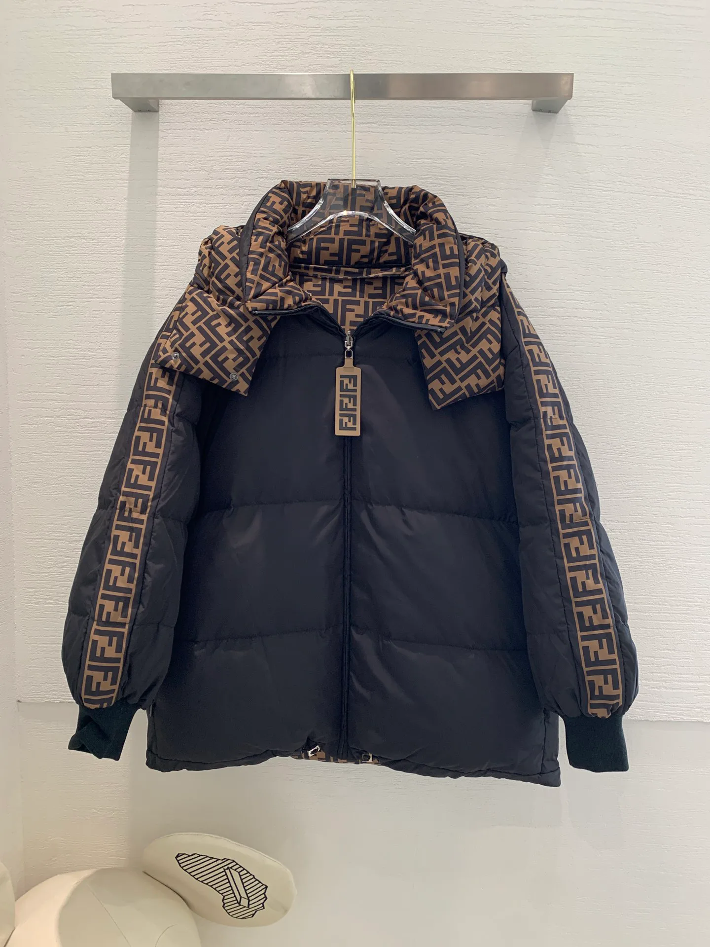 Куртки И Пуховики Женские Fendi 18585344
