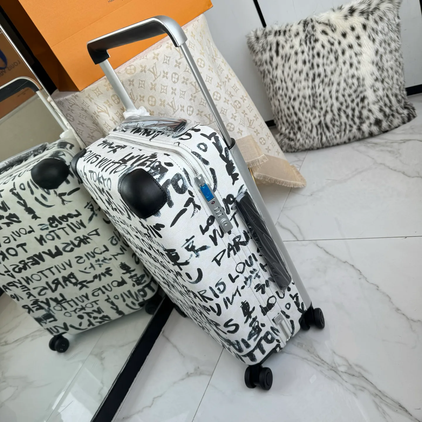 Suitcases LOUIS VUITTON 17675228