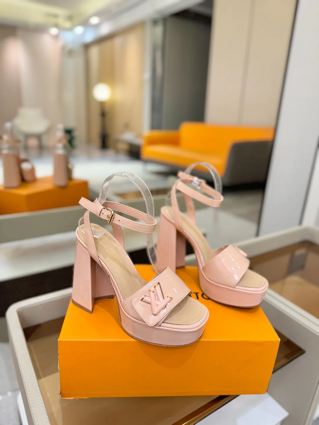Women's Open-Toe Sandals LOUIS VUITTON 17946857