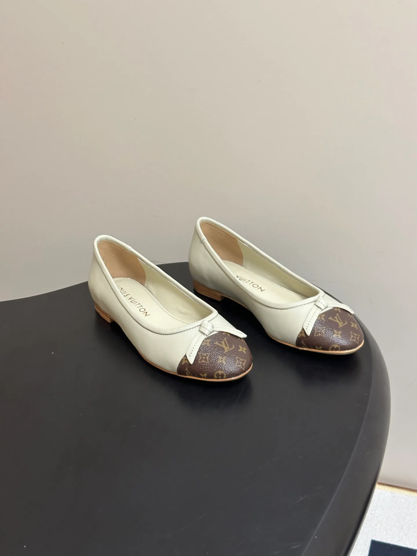 Women's Ballet Flats LOUIS VUITTON 18049404