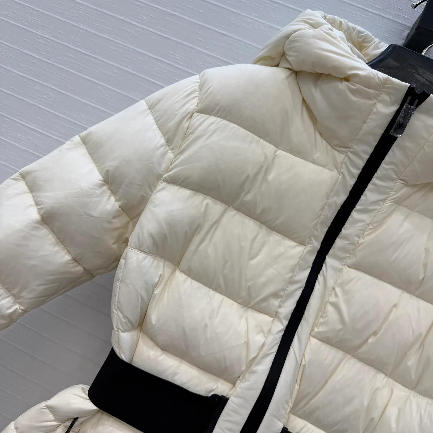 Women's Jackets And Down Jackets MONCLER 18279084