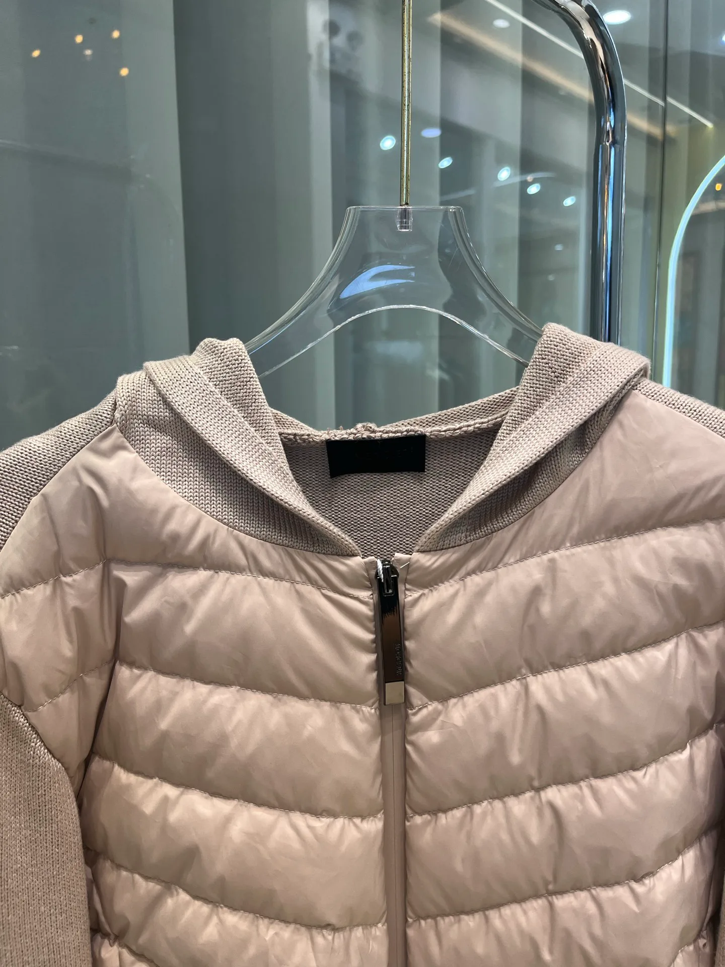 Women's Jackets And Down Jackets MONCLER 17323191