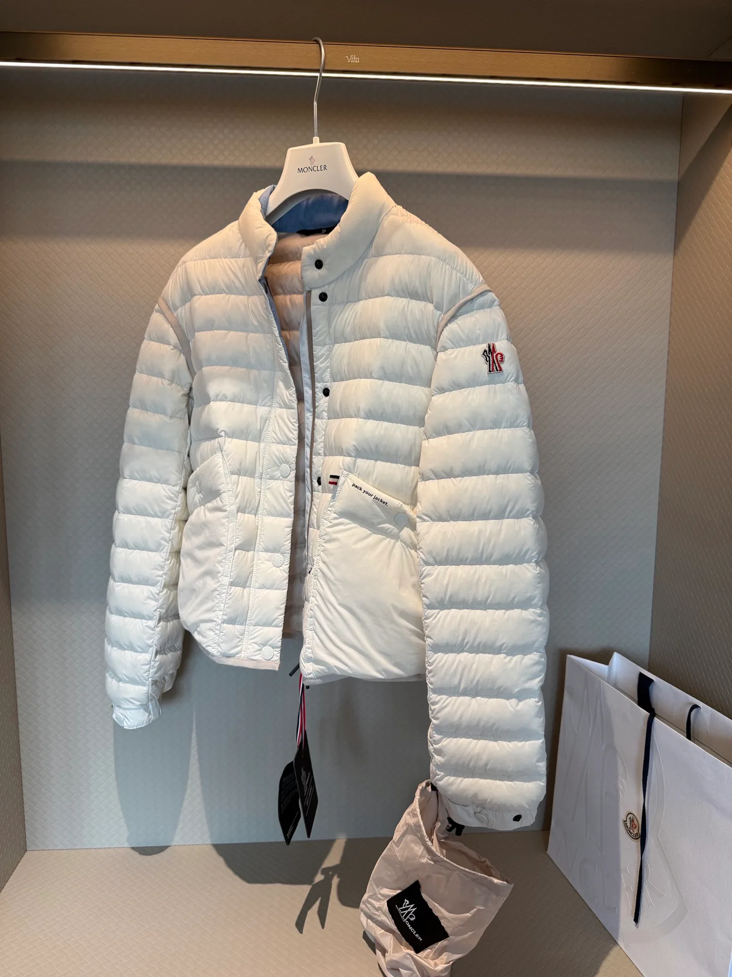 Women's Jackets And Down Jackets MONCLER 18391928