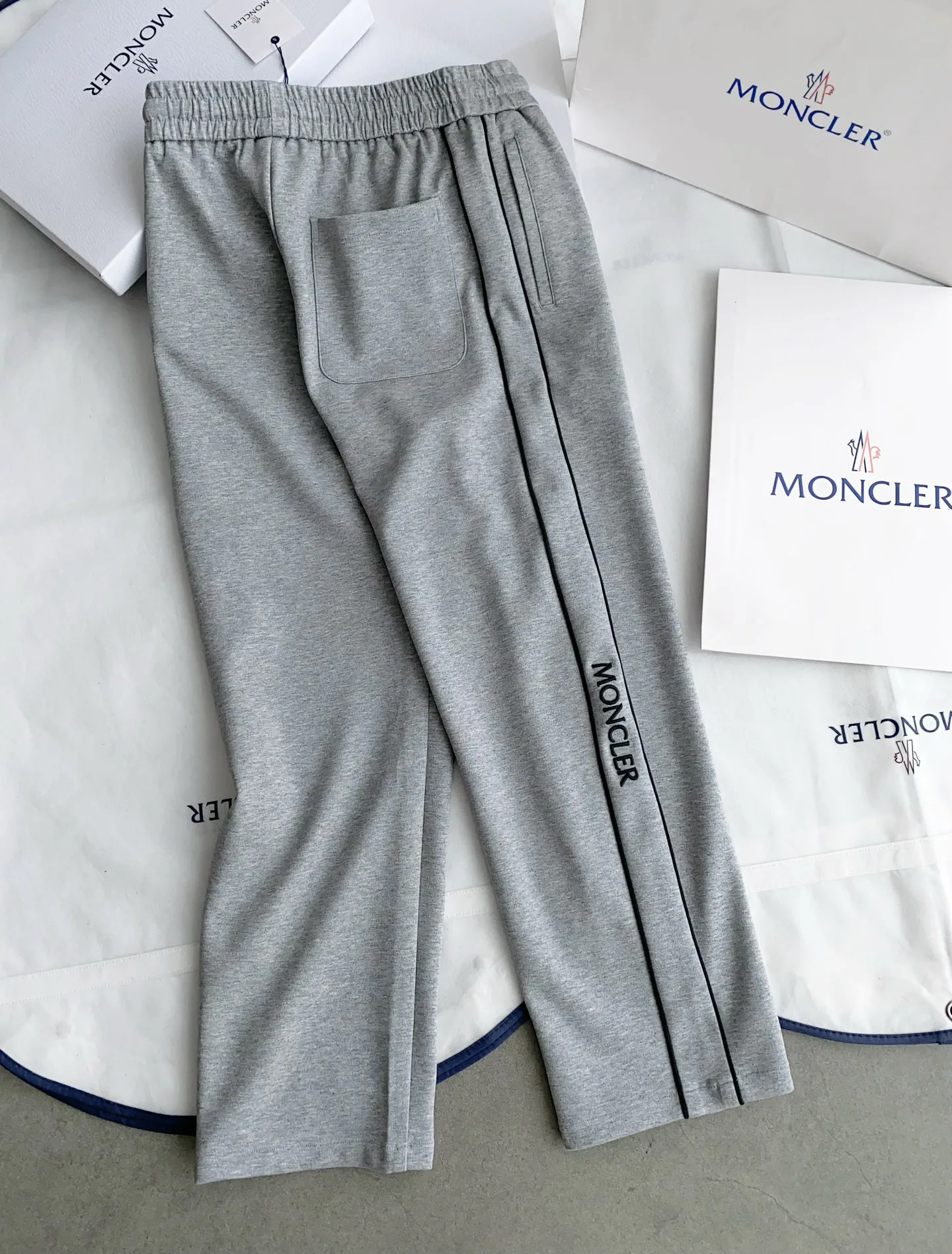 Men's Trousers MONCLER 18469121