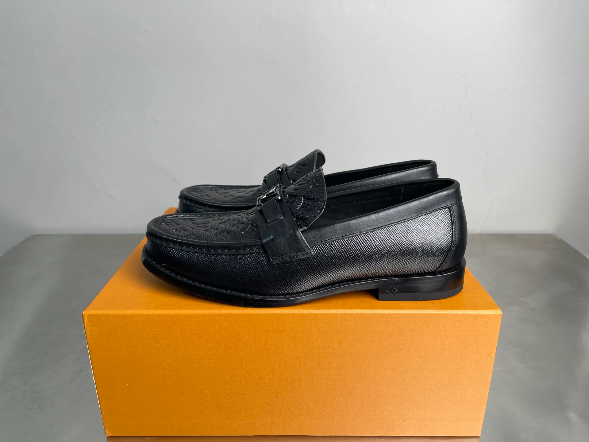 Men's Loafers And Dress Shoes LOUIS VUITTON 18519380