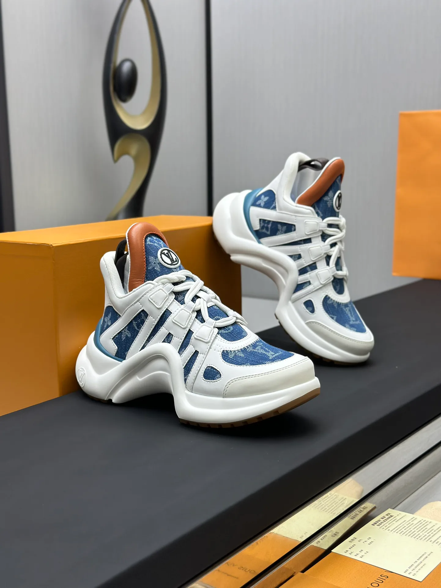 Women's Sneakers LOUIS VUITTON 18212002