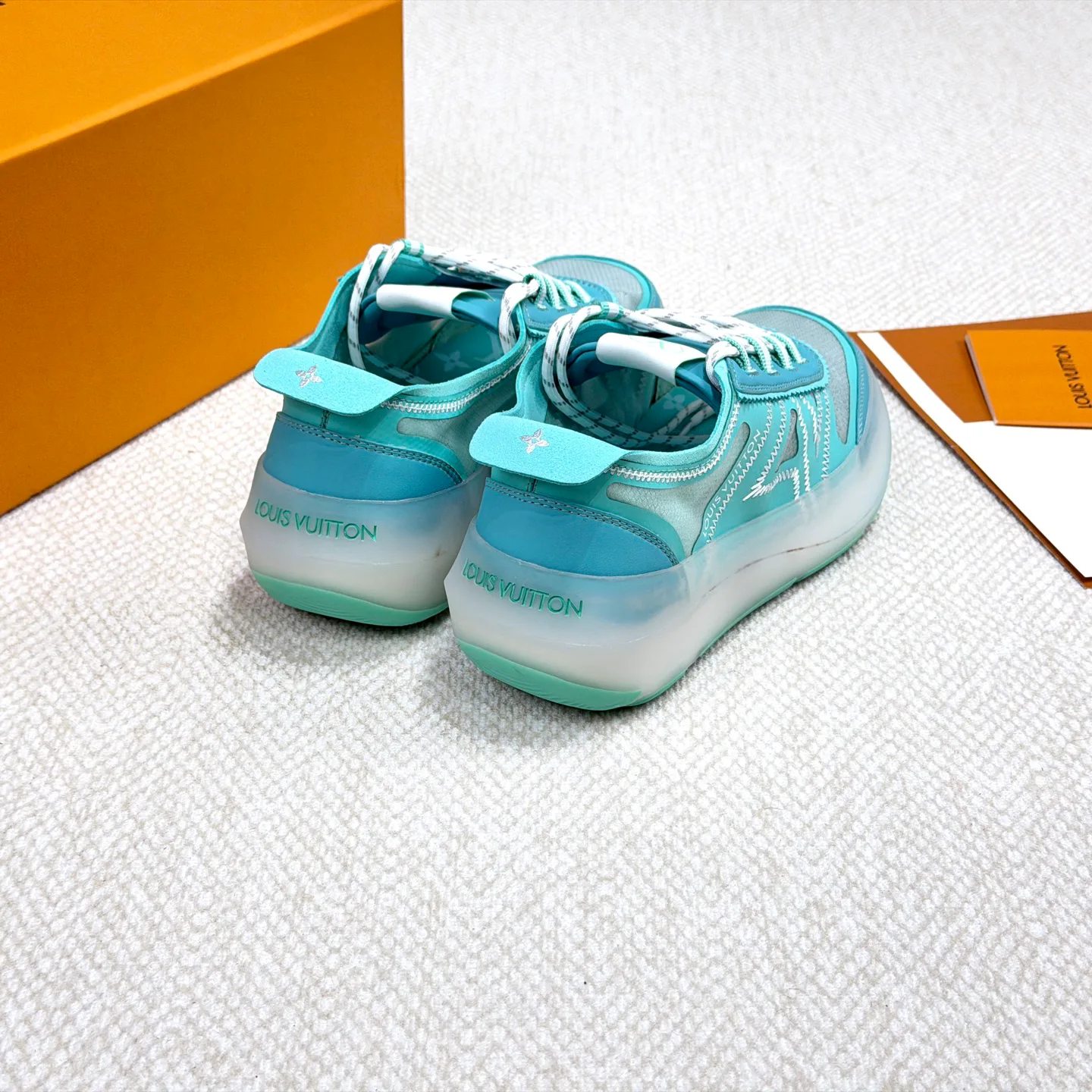 Women's Sneakers LOUIS VUITTON 18265145