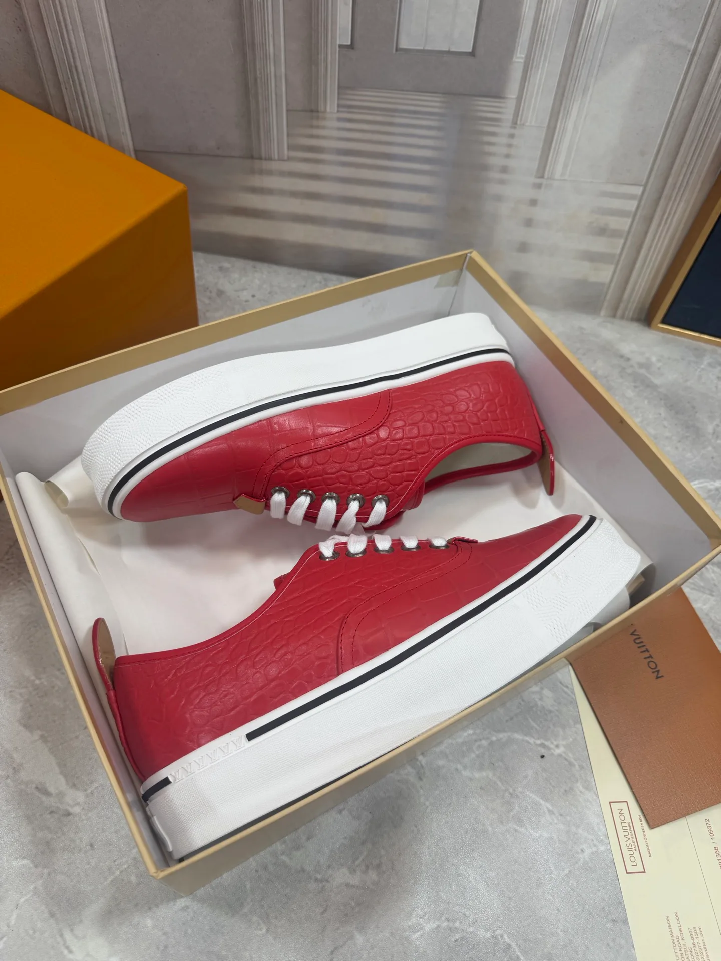 Women's Sneakers LOUIS VUITTON 18190054
