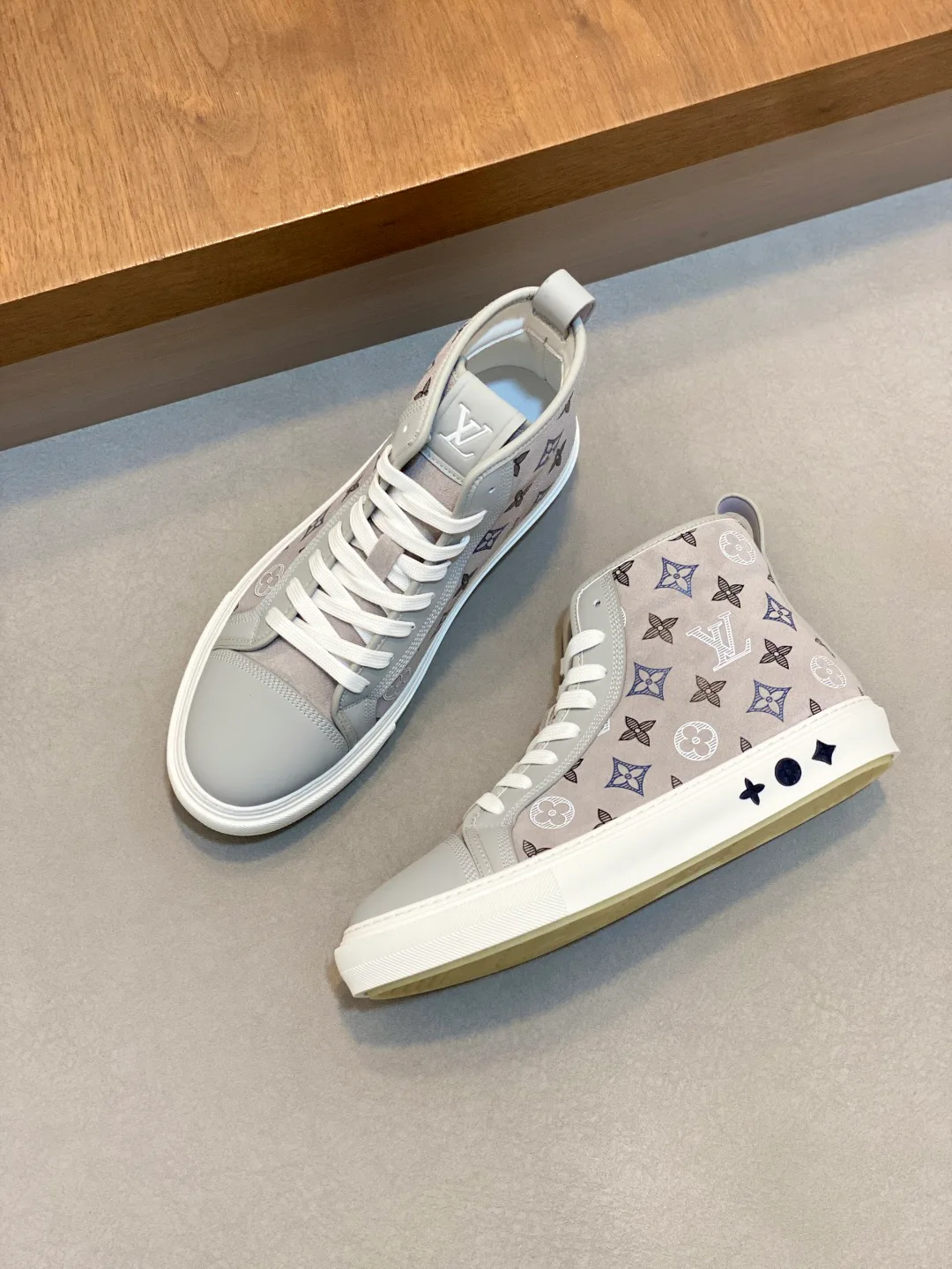 Кроссовки Мужские Louis Vuitton 18586527