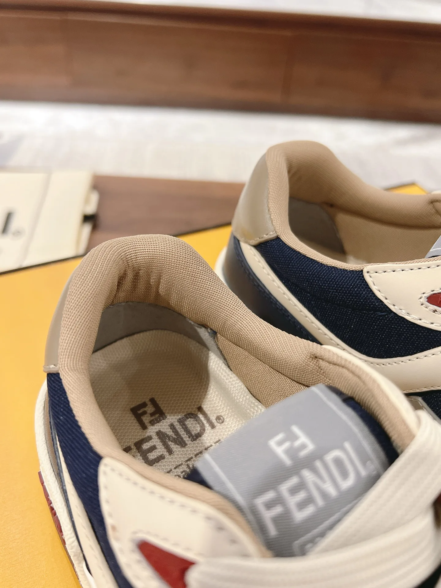 Women's Sneakers FENDI 18219546
