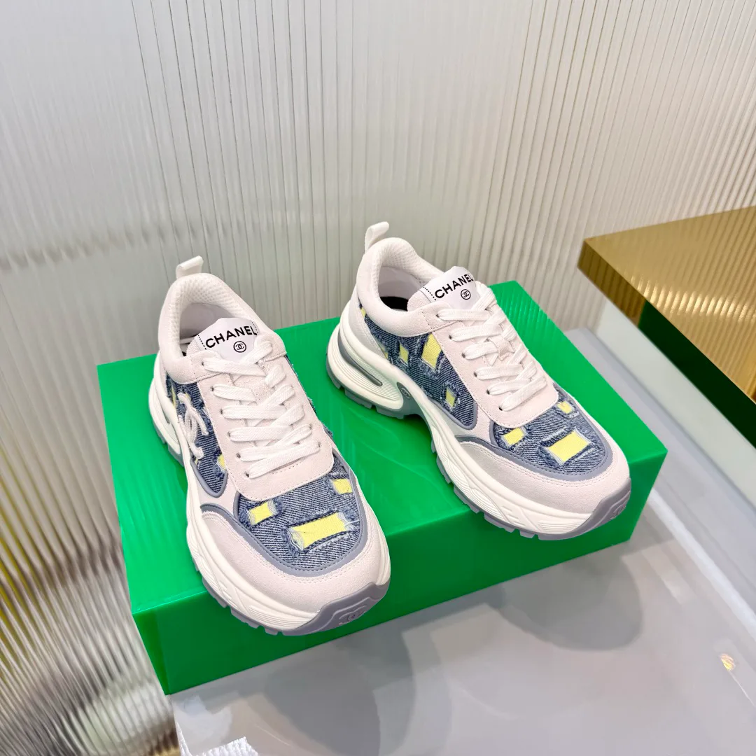 Women's Sneakers CHANEL 18366955