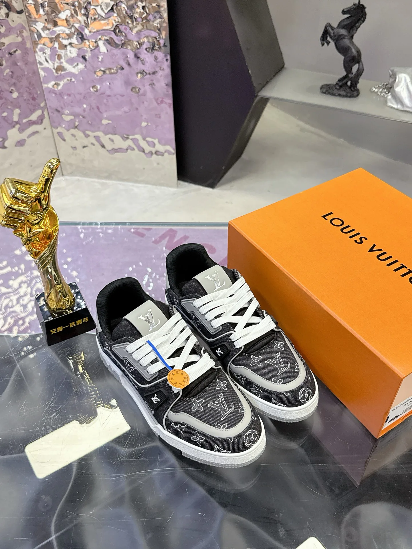 Women's Sneakers LOUIS VUITTON 17930921