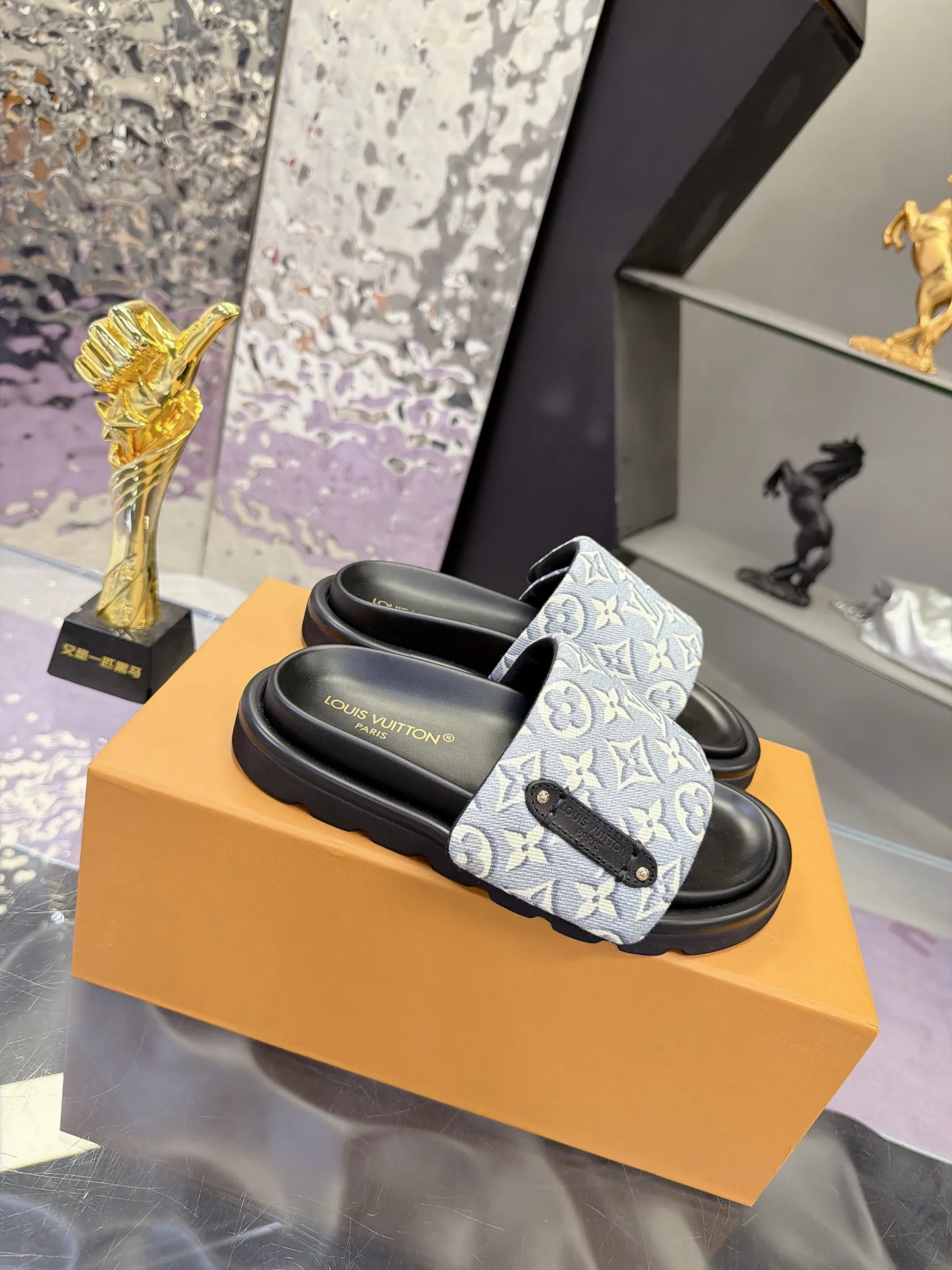 Women's Flip-Flops LOUIS VUITTON 17740581