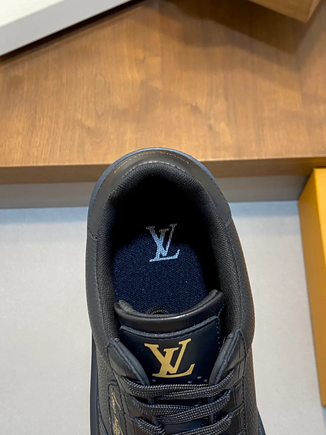 Men's Sneakers LOUIS VUITTON 18265107