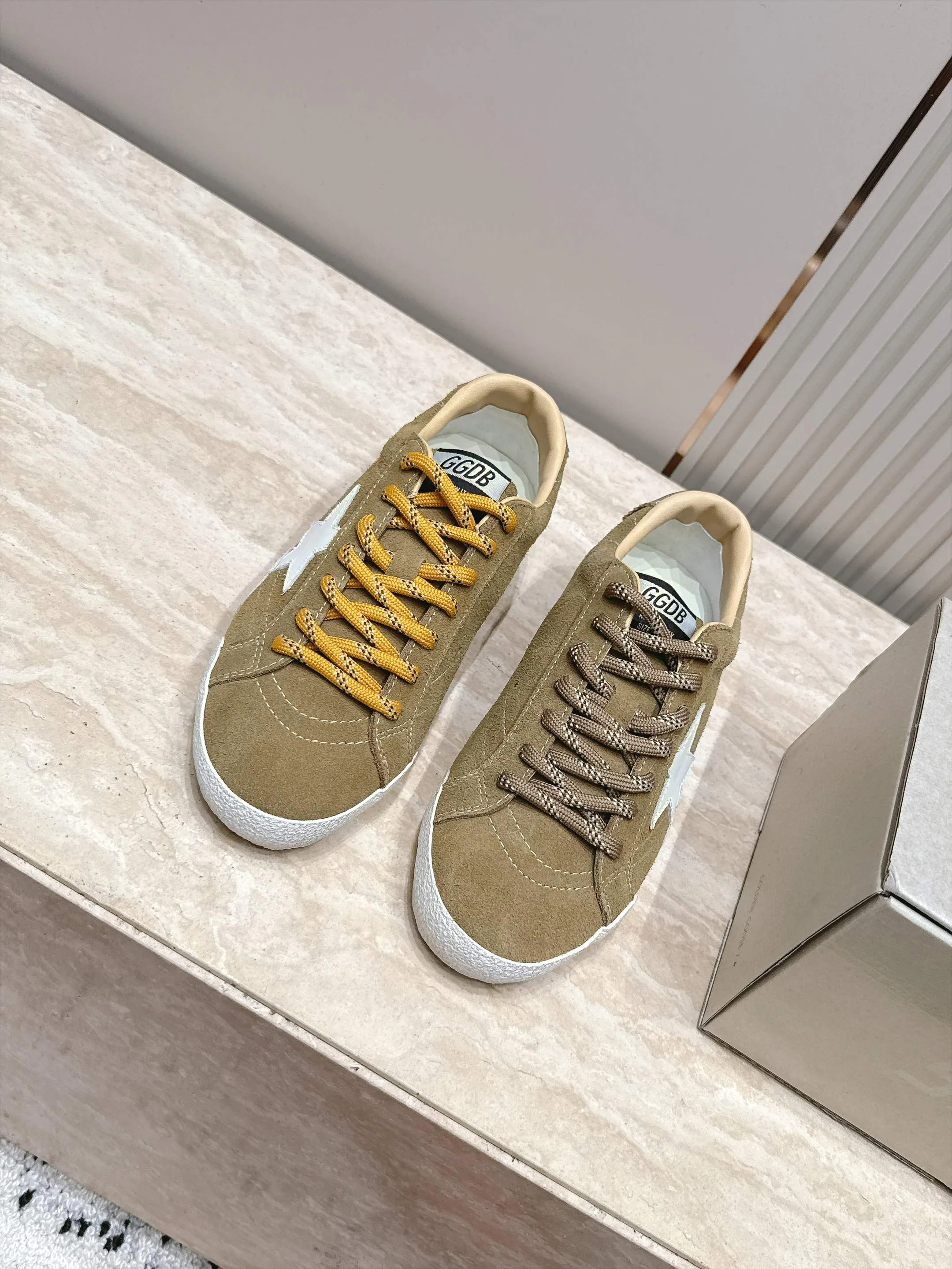 Women's Sneakers GOLDEN GOOSE 18420764