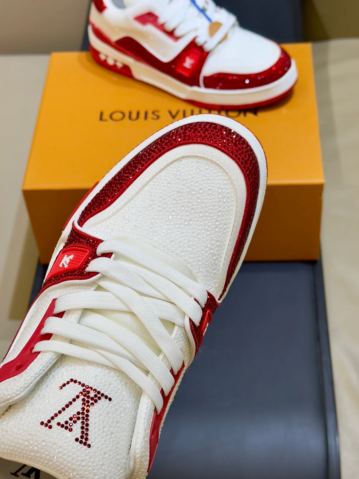 Women's Sneakers LOUIS VUITTON 18073559