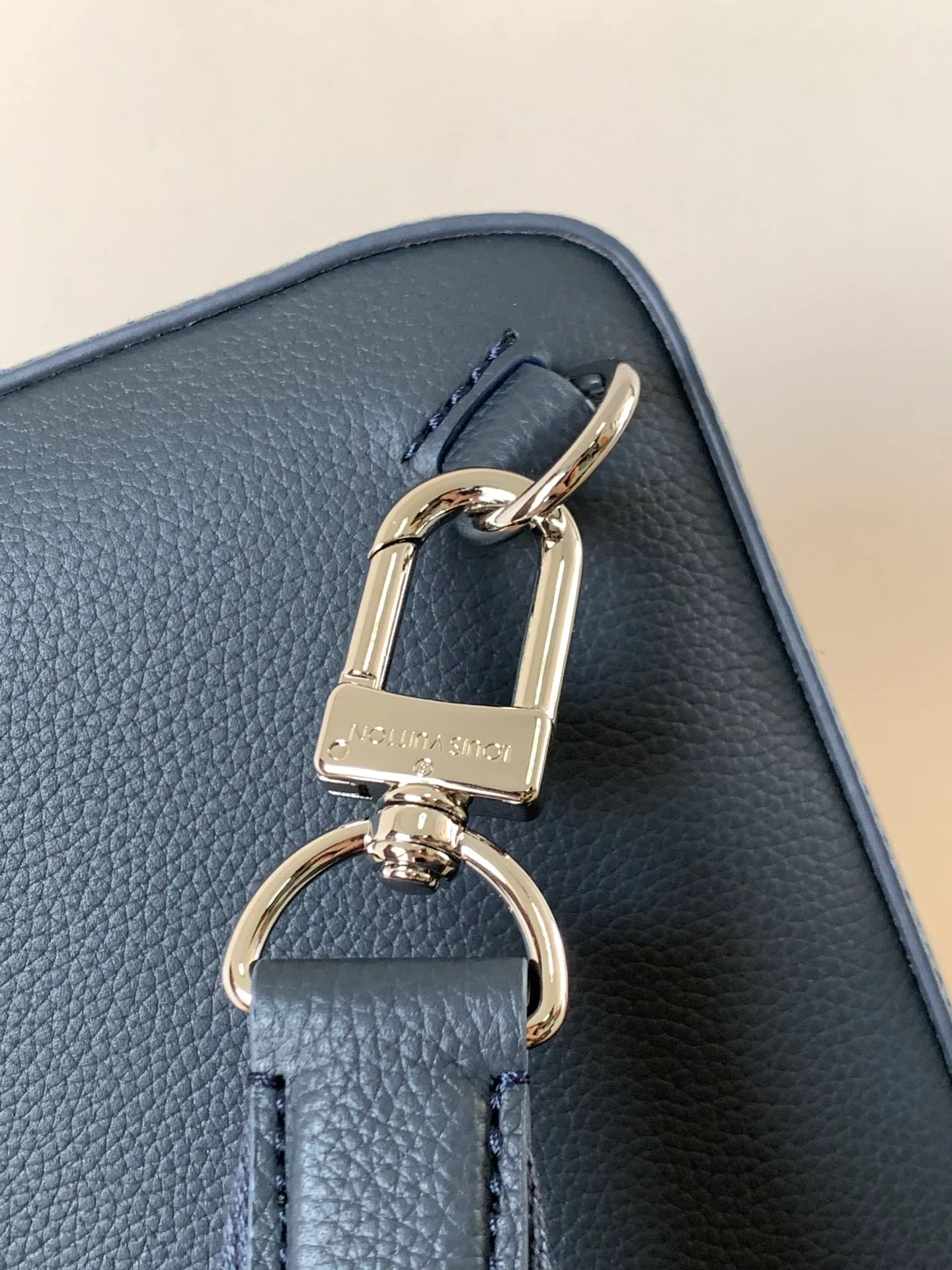 Women's Shoulder Bags LOUIS VUITTON 17948719