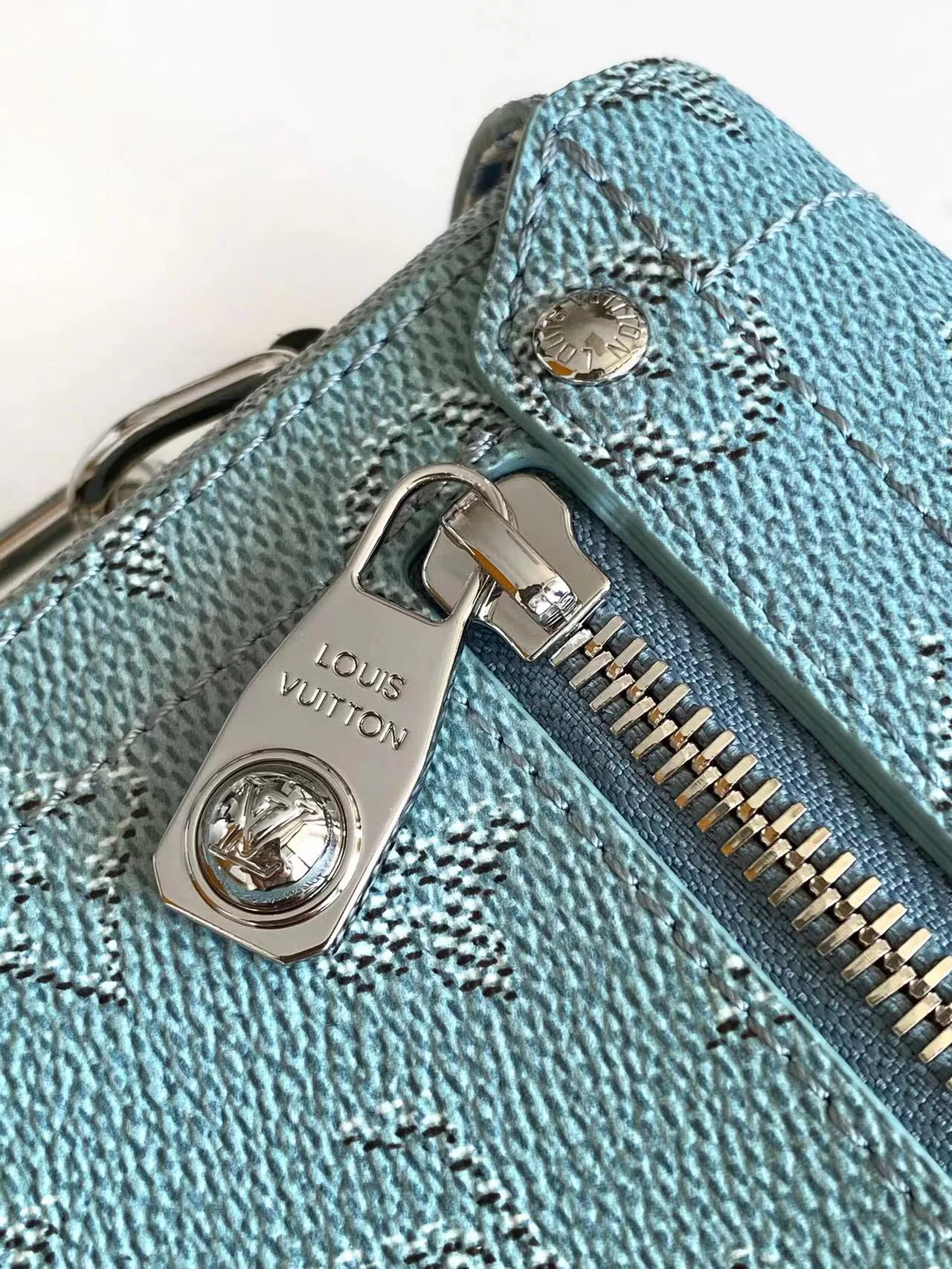 Women's Shoulder Bags LOUIS VUITTON 17949177