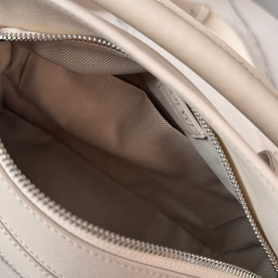 Women's Classic Handbags LOEWE 18004238