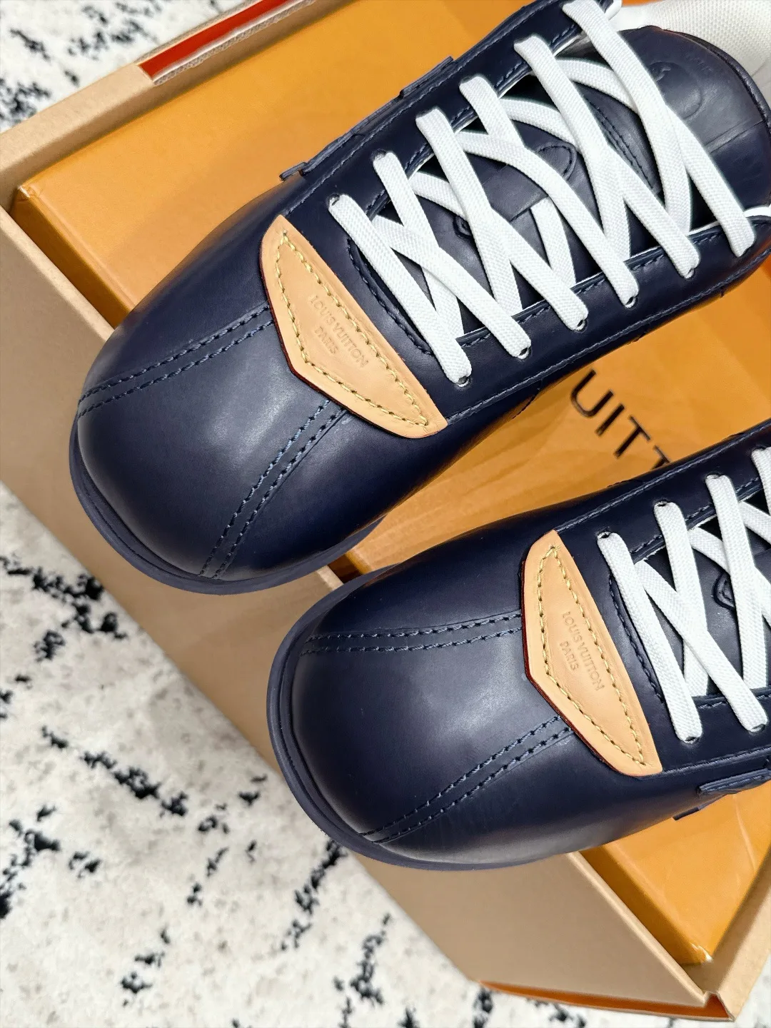 Women's Sneakers LOUIS VUITTON 18406487