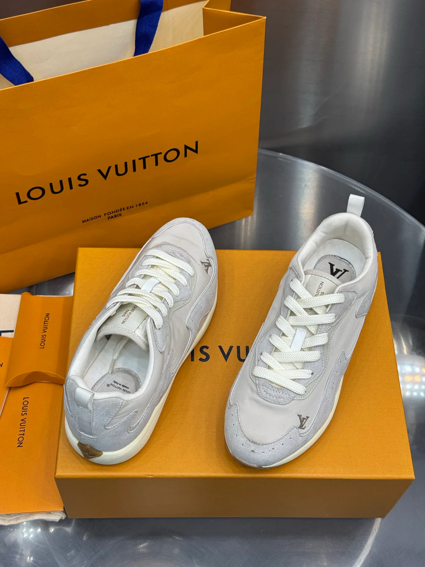 Men's Sneakers LOUIS VUITTON 18202638