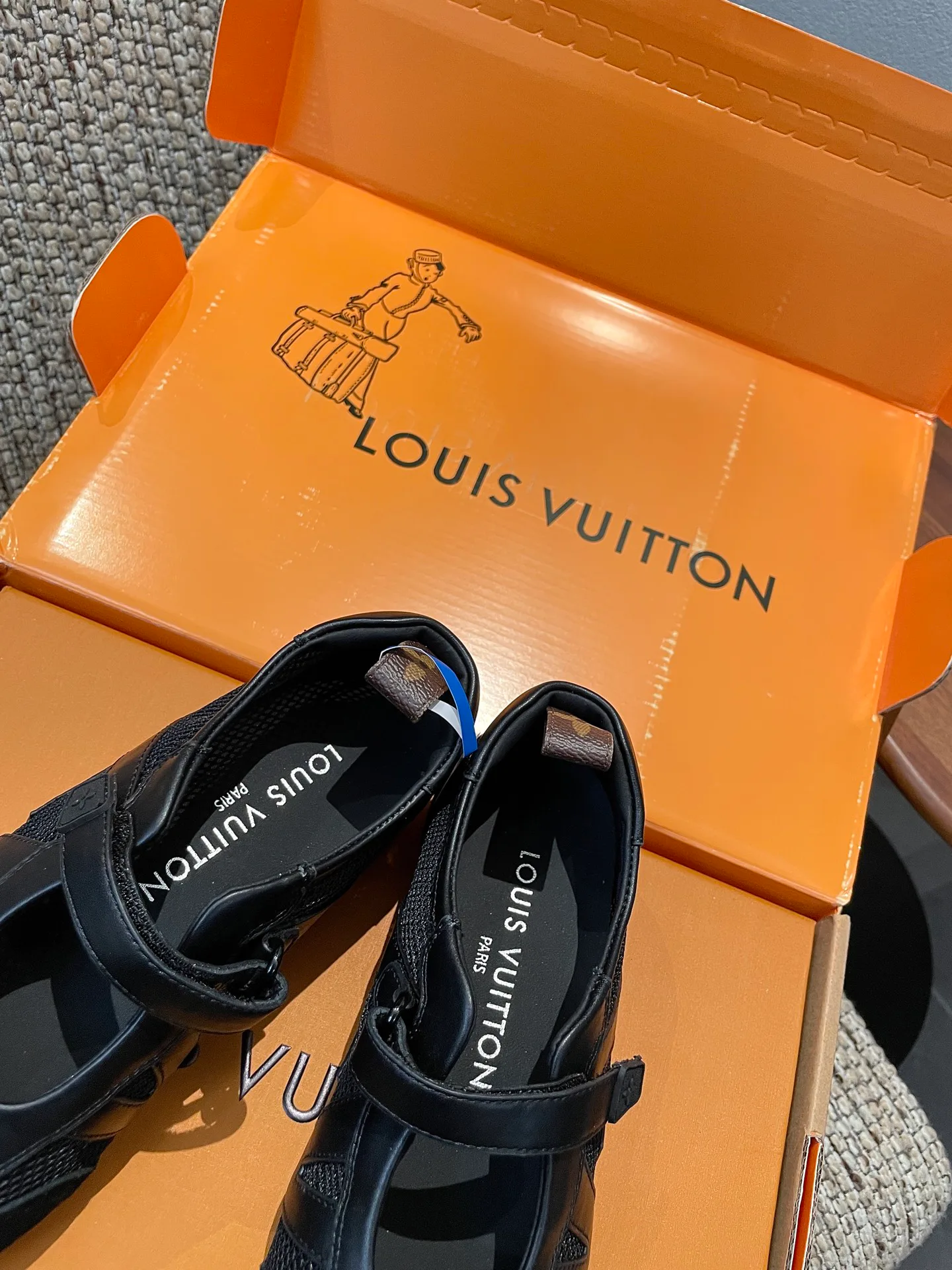 Women's Sneakers LOUIS VUITTON 18209167