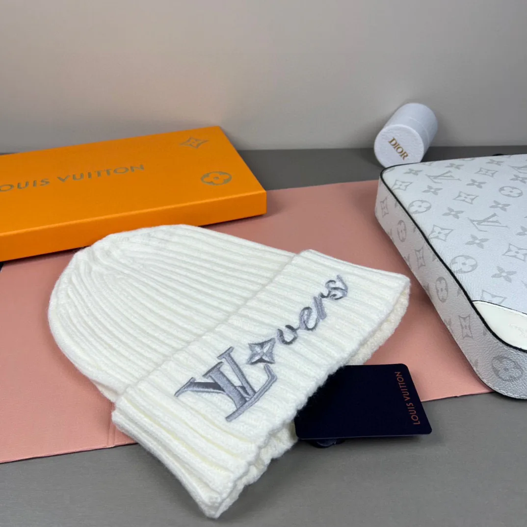 Hats LOUIS VUITTON 18105735