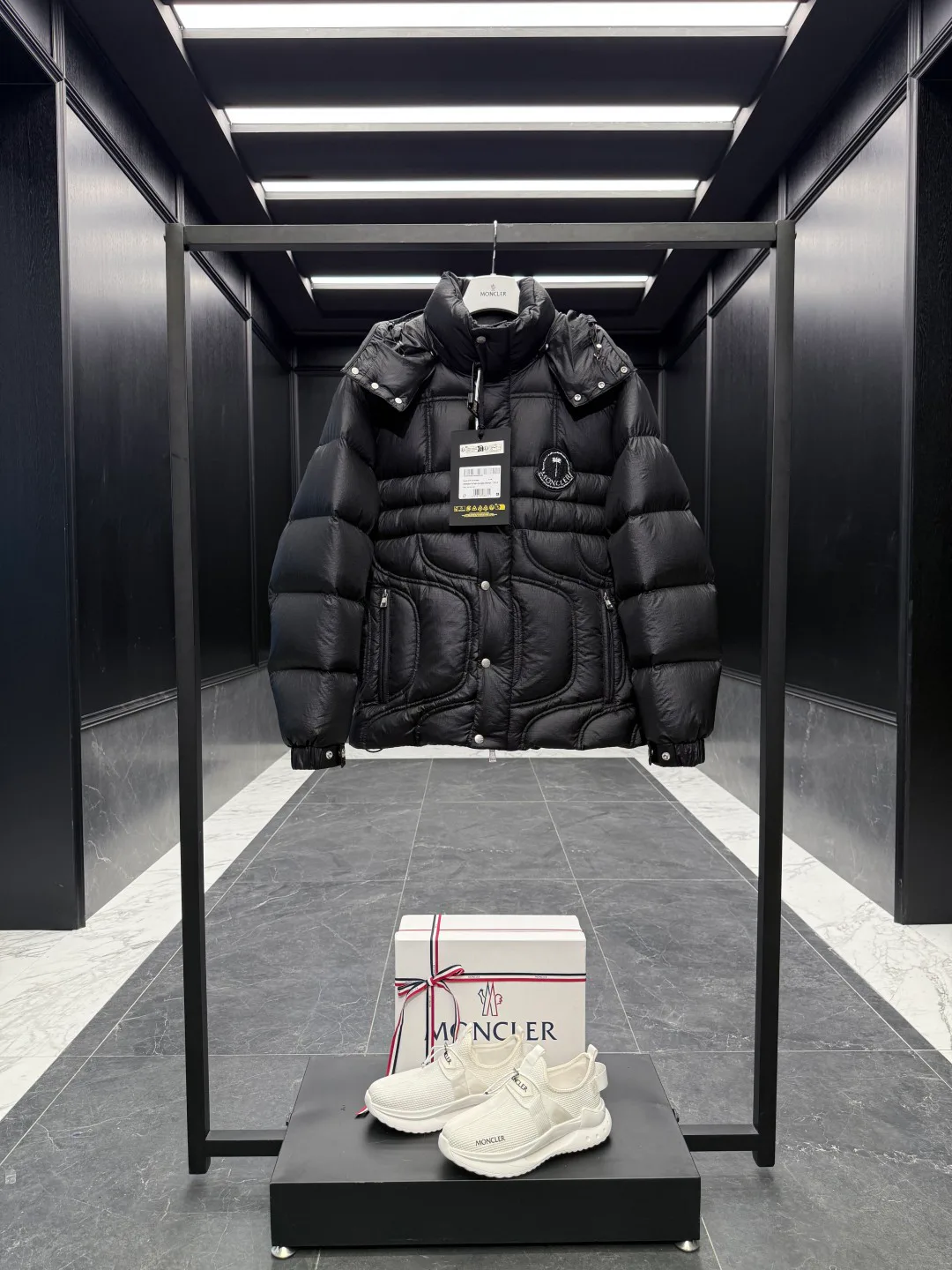 Women's Jackets And Down Jackets MONCLER 18007707