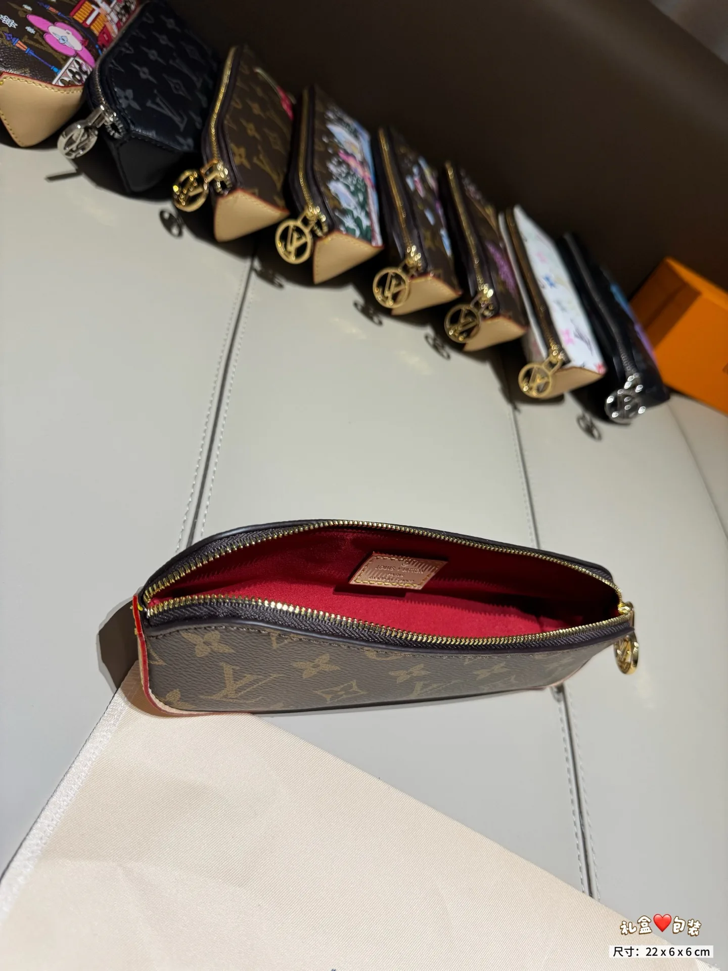 Women's Clutches LOUIS VUITTON 17907253