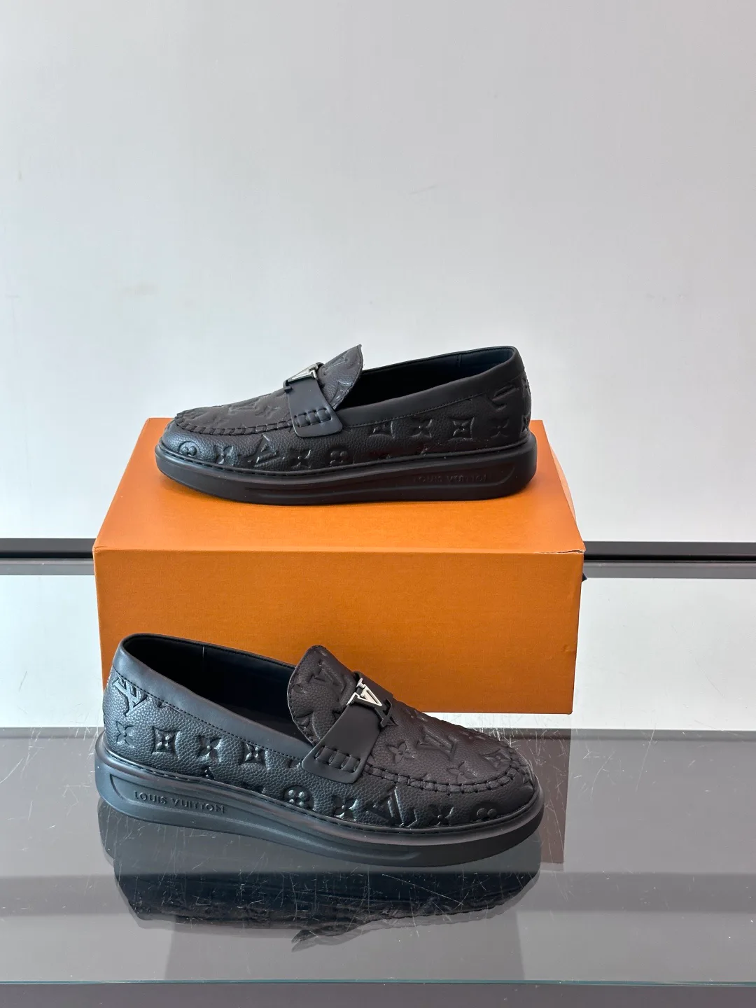 Men's Loafers And Dress Shoes LOUIS VUITTON 18400590