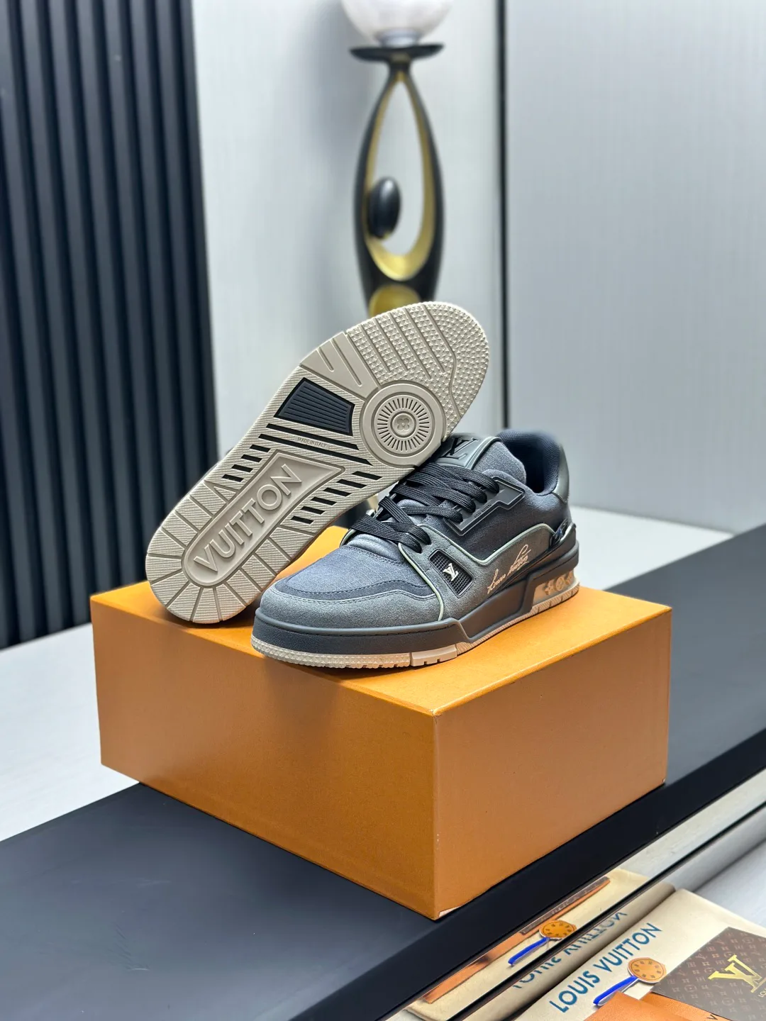 Women's Sneakers LOUIS VUITTON 18011602