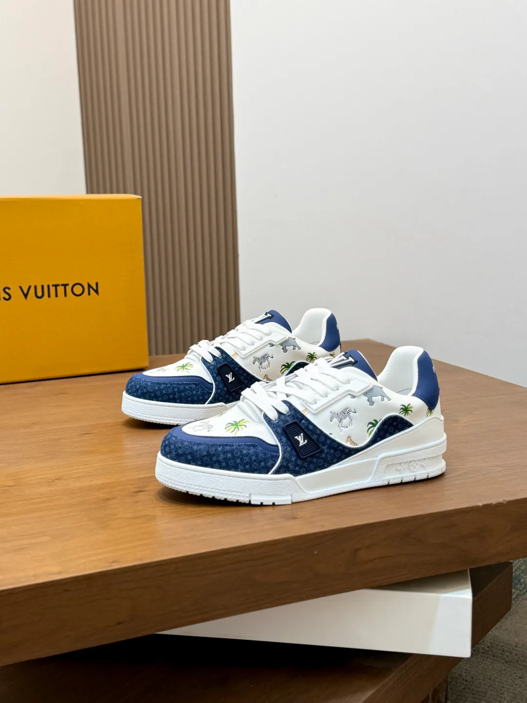 Men's Sneakers LOUIS VUITTON 18234376